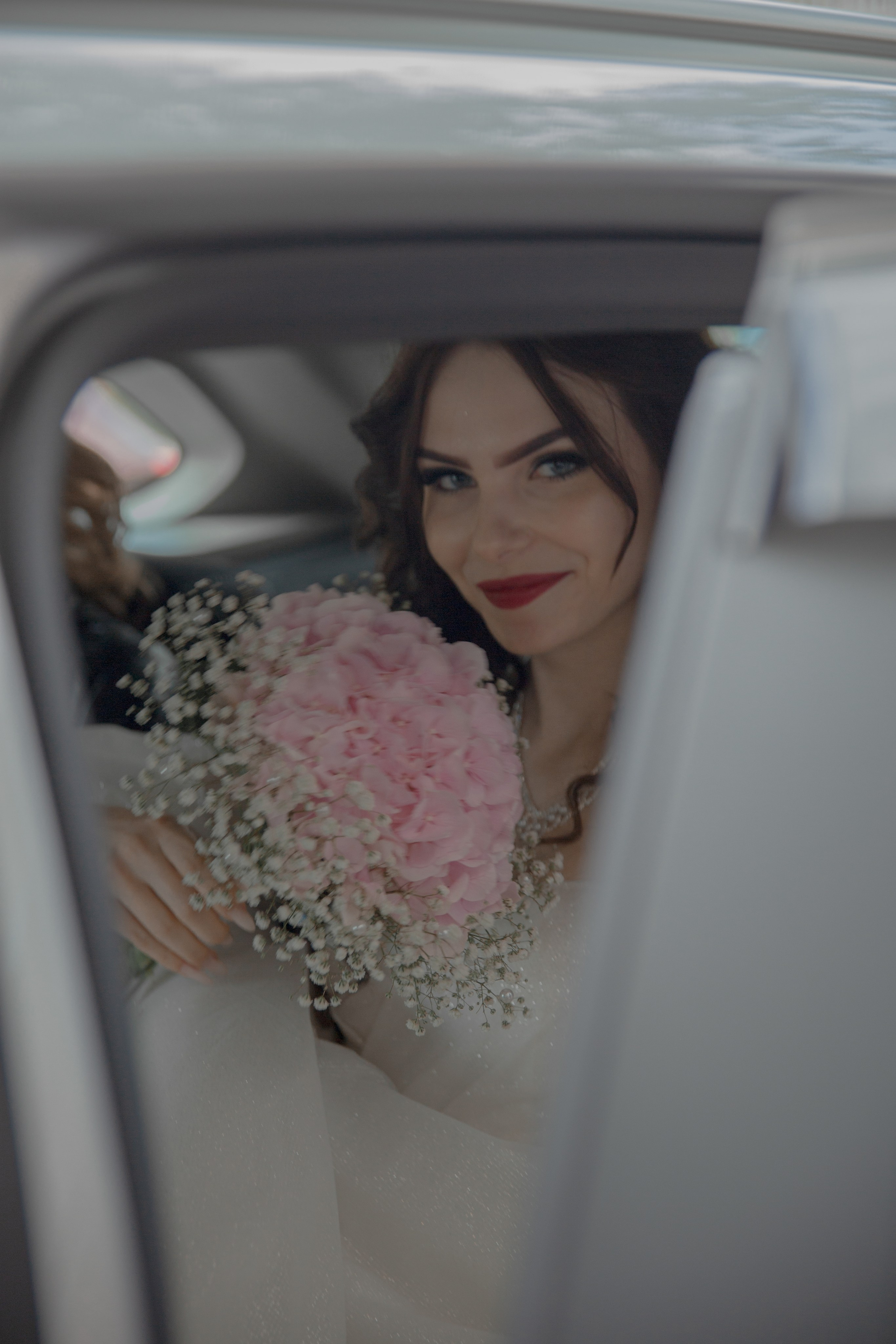 Невеста сидит в машине