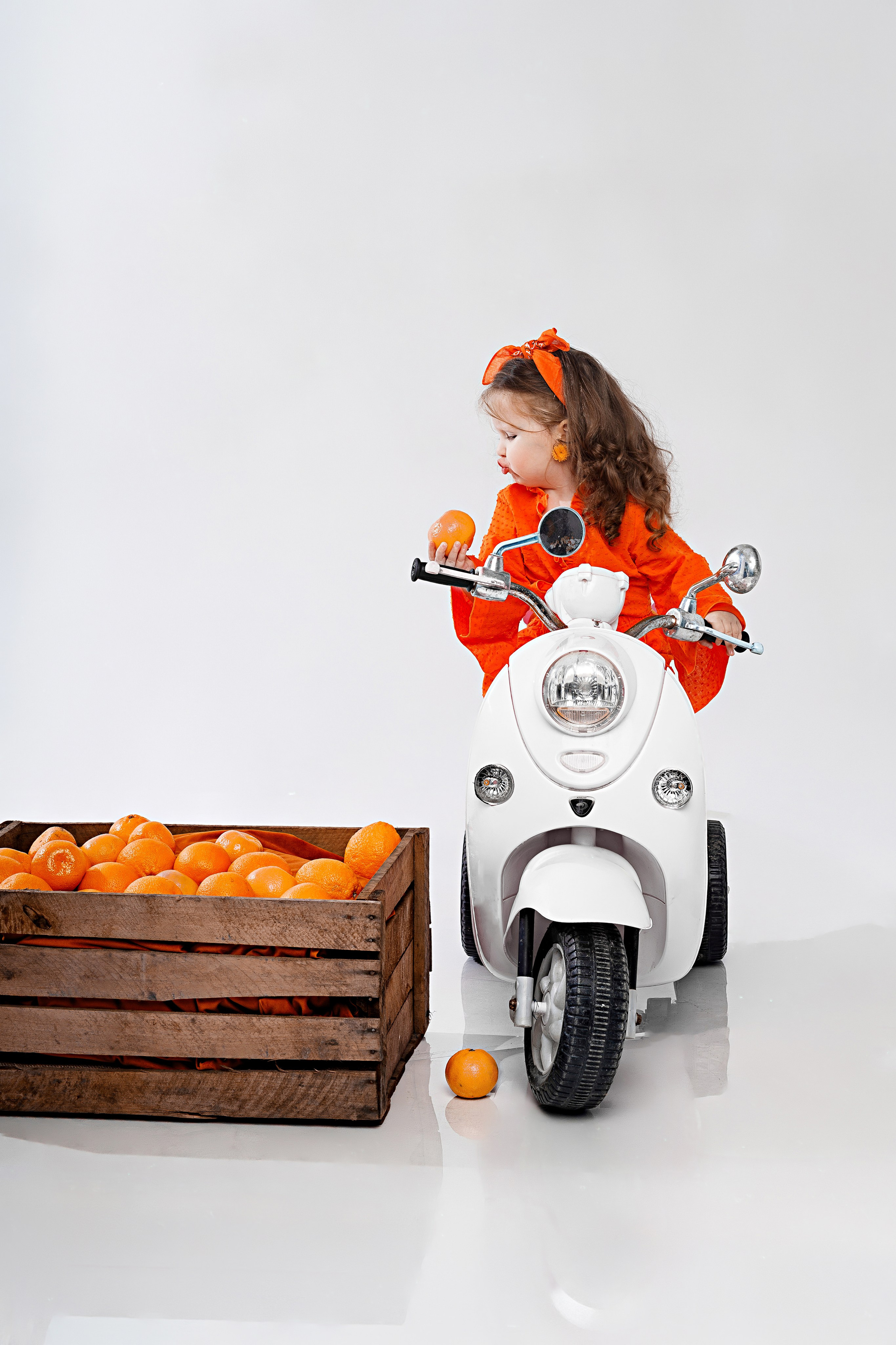 Детская фотосессия с мандаринами в студии в Сочи. Детский студийный фотограф Сочи