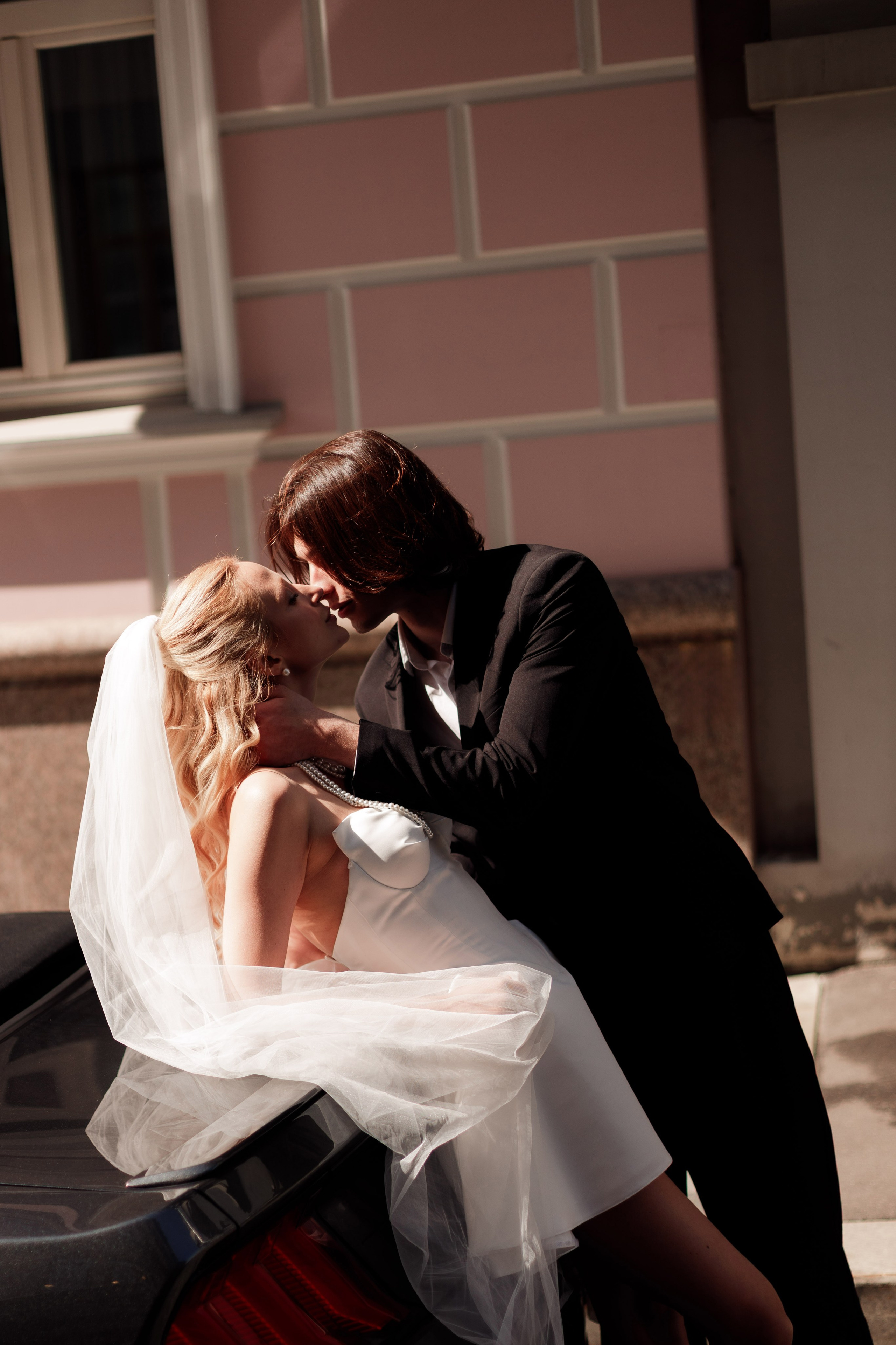 Свадебная фотосессия с автомобилем в центре Москвы, фотограф свадьбам Москва