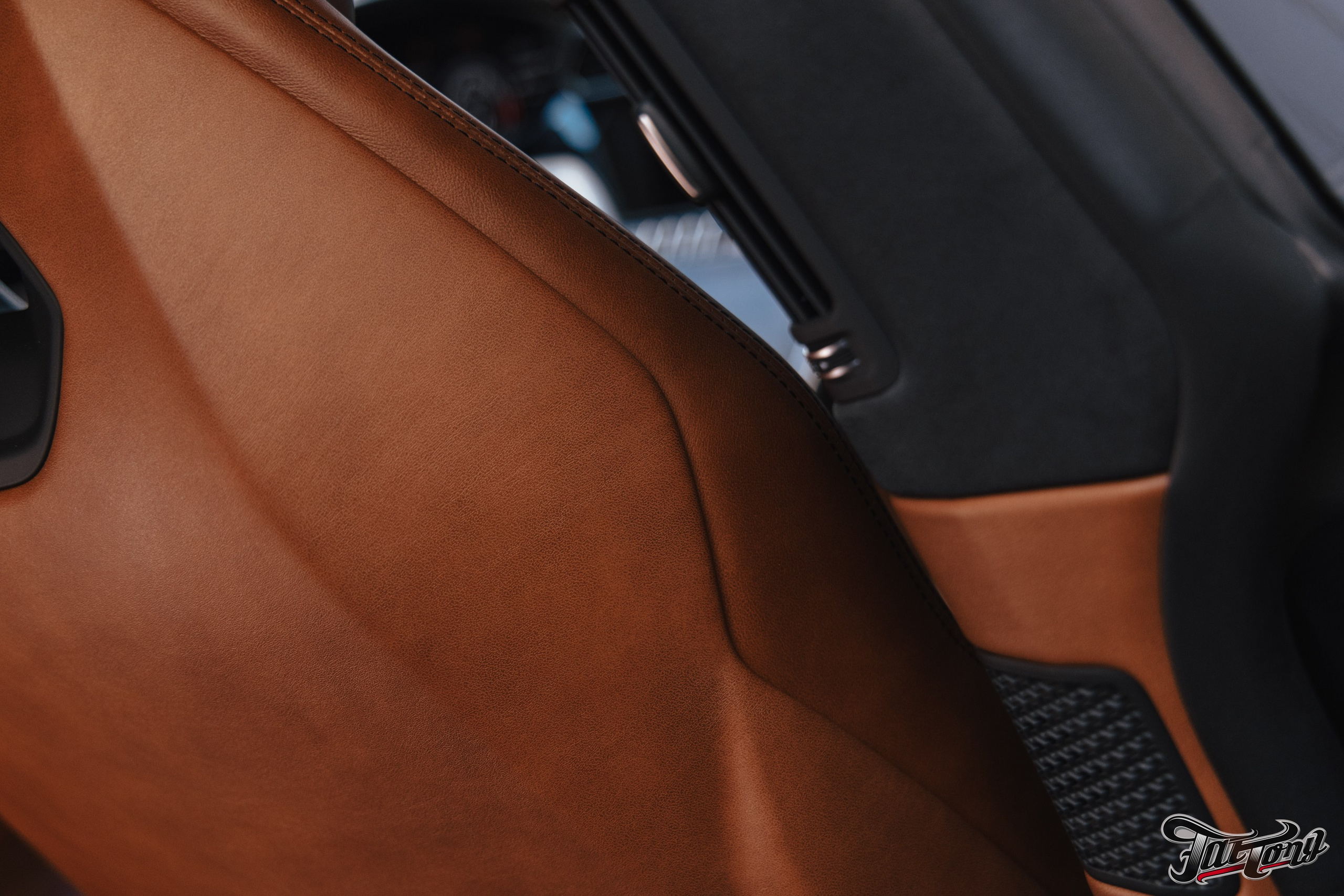 Lamborghini Urus перешив поврежденных элементов салона, окрас капота и деталей. DeLorein