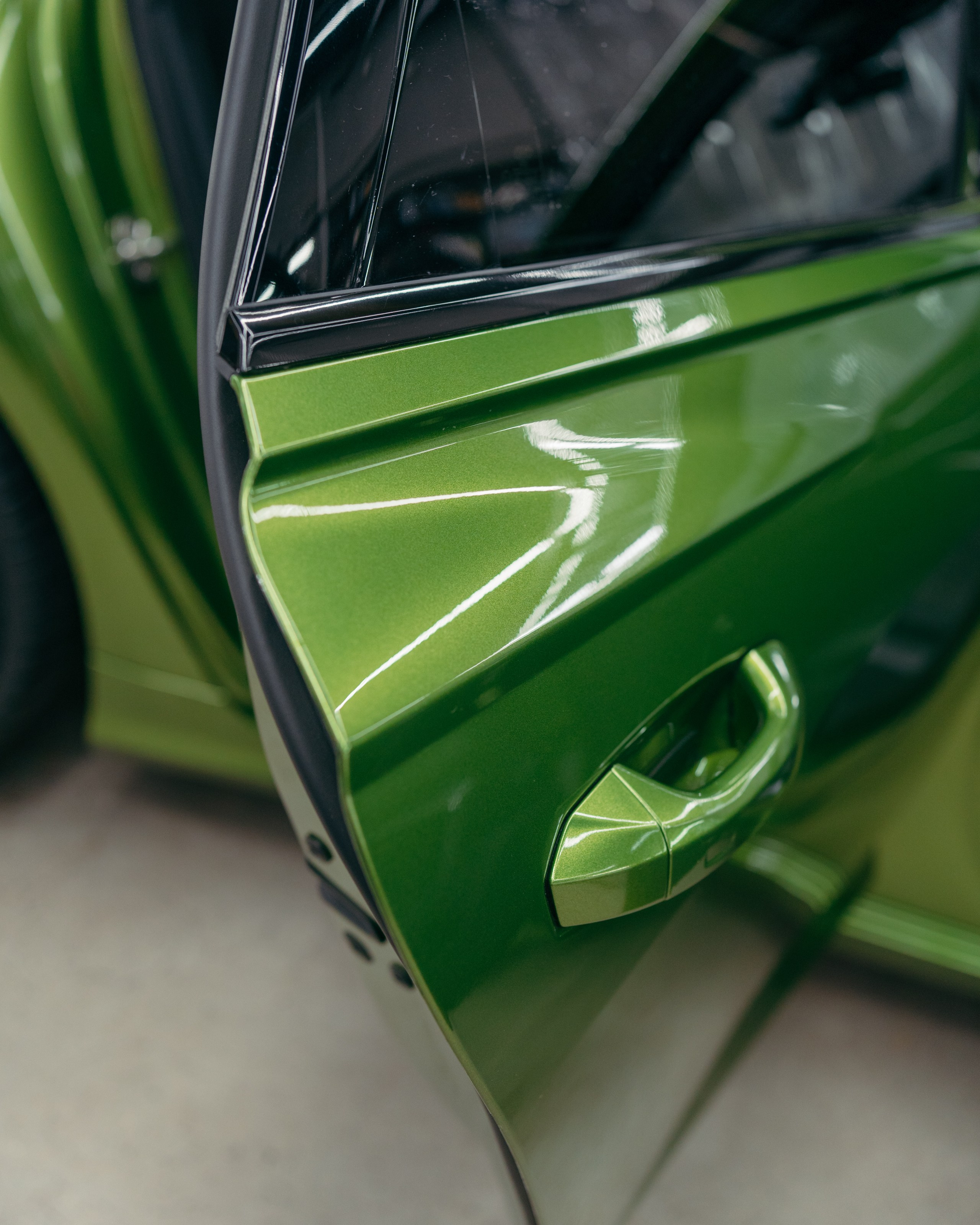 Audi A6 2 раза поменяла цвет, оклейка с проемами в зеленый и преклейка в серый. DeLorein