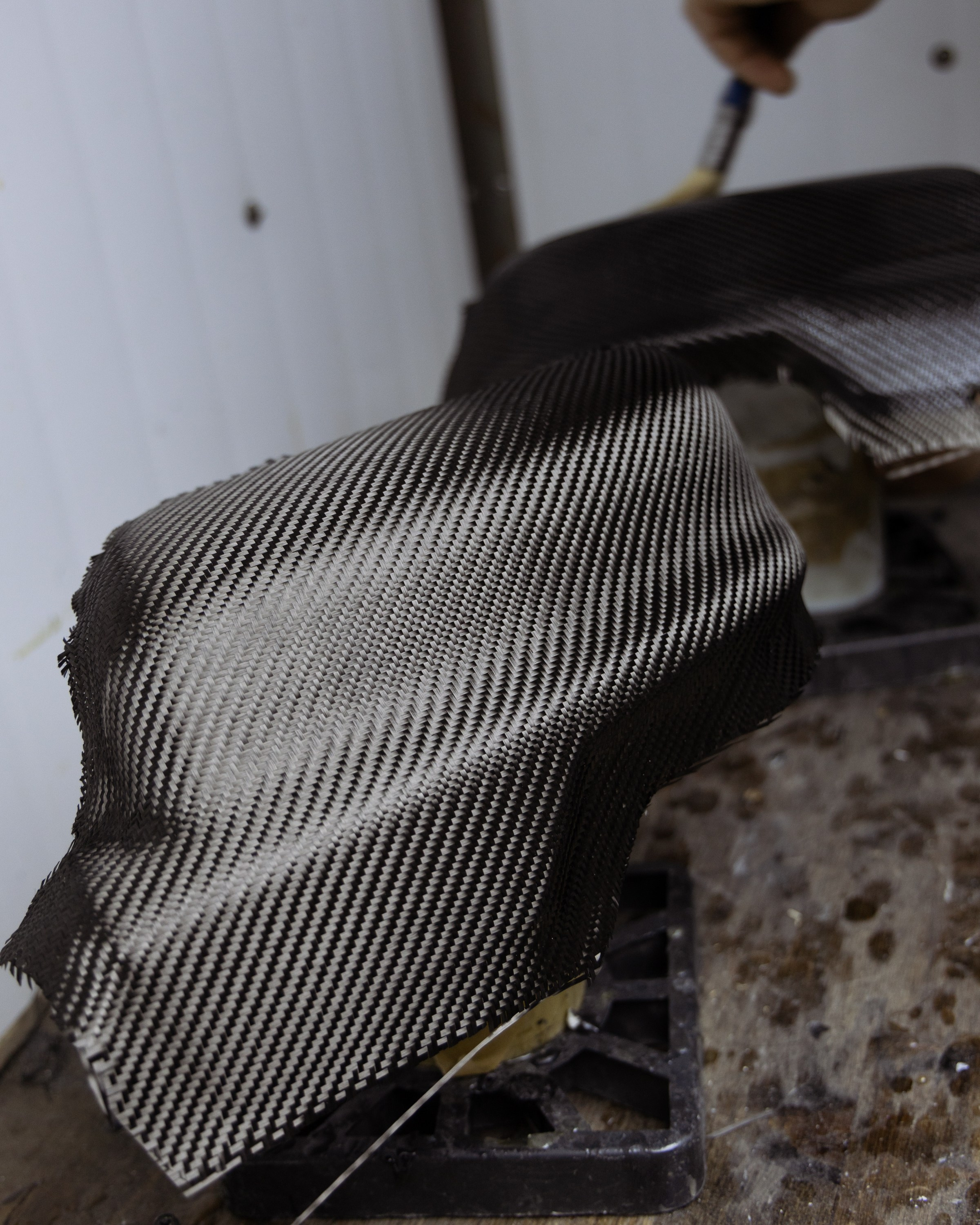 Ram 1500 ламинация карбоном, окрас шильдов, проушин, установка света в решетку. DeLorein