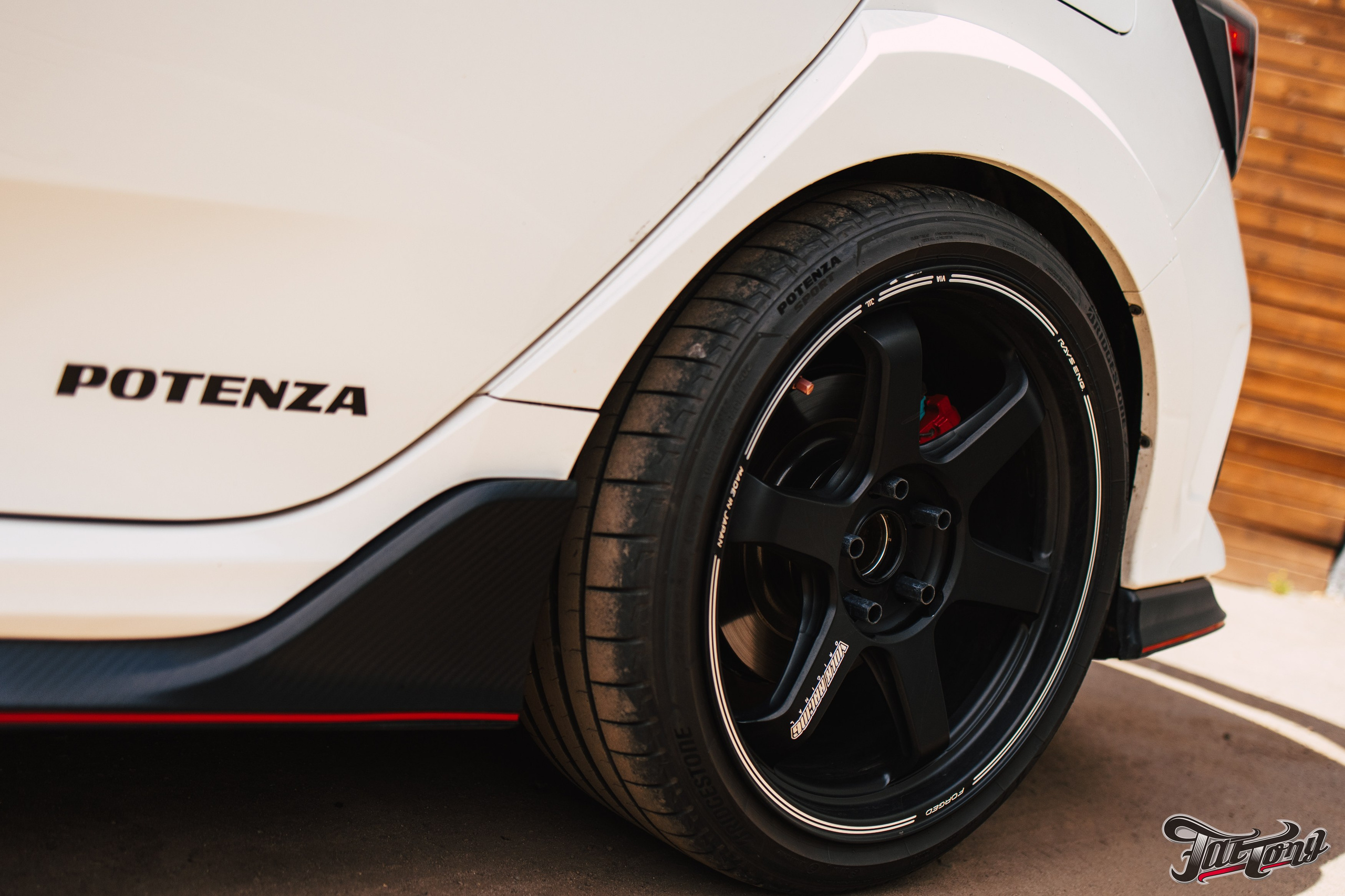 Honda Сivic type R снятие краски c капота и лачка карбона. DeLorein