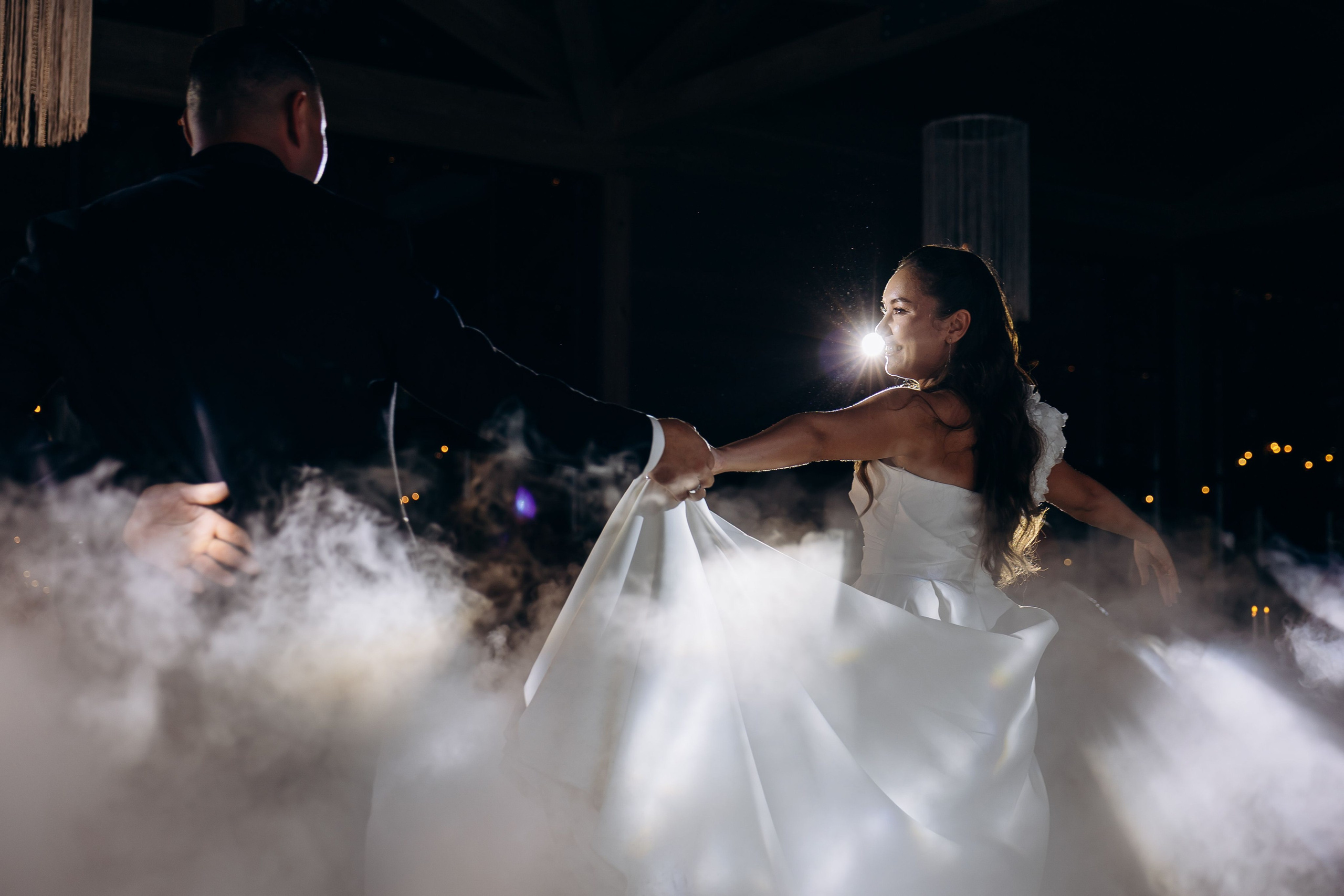 танец жениха и невесты фото. свадебный банкет в Казани. Площадка Веранда Лес. Свадебный фотограф Казань