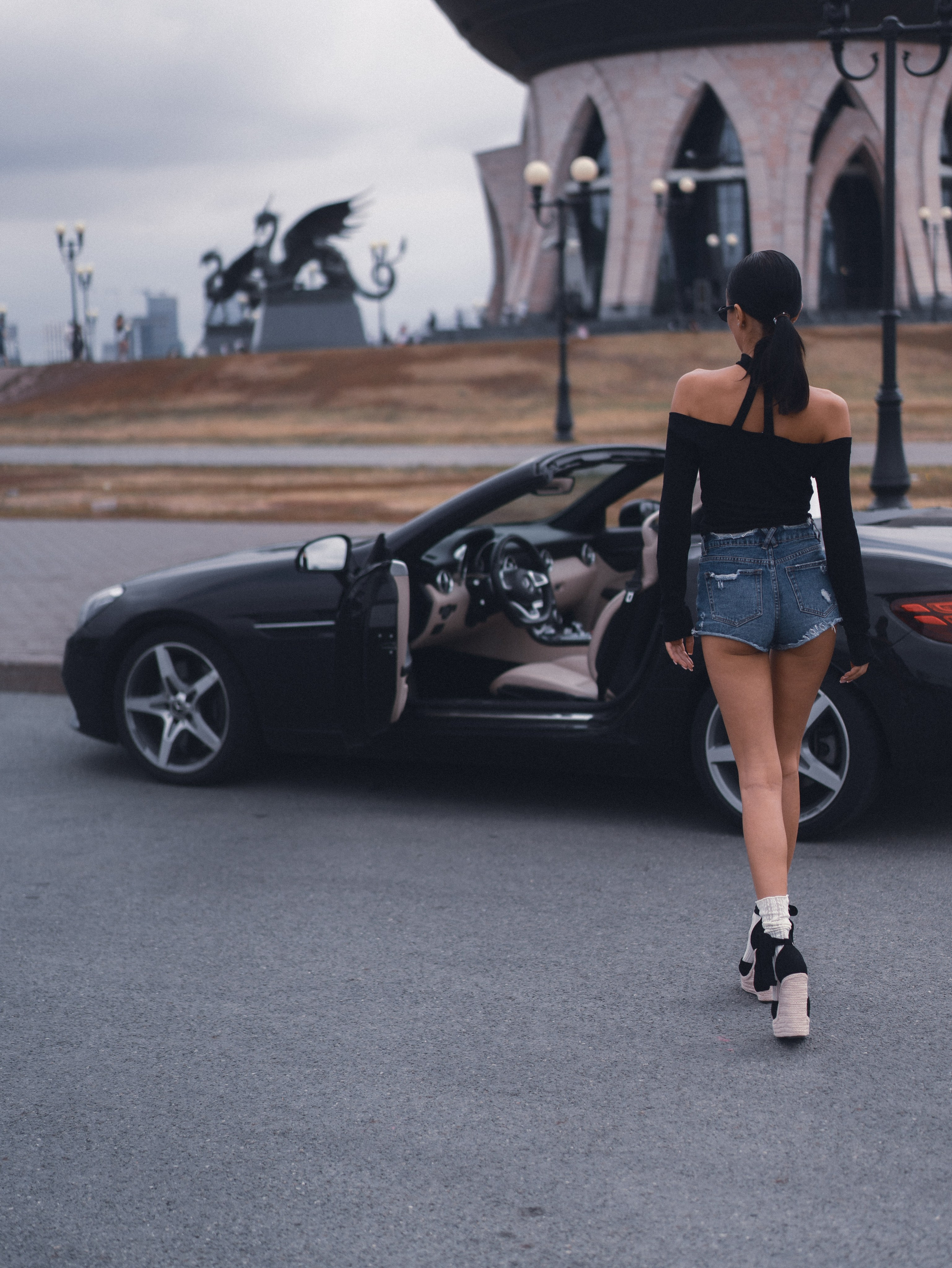 Стильная съемка с машиной кабриолет в городе