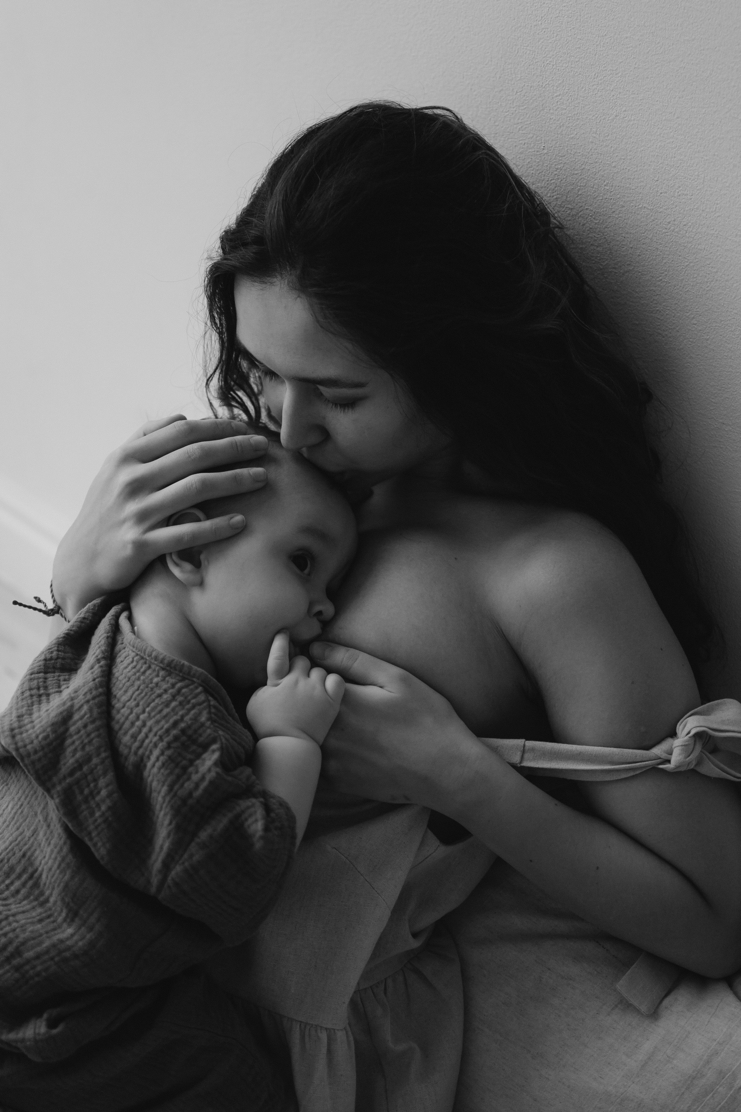 Регина и малыш Дима. Семейный, домашний, ньюборн фотограф Москва Цветкова Елизавета