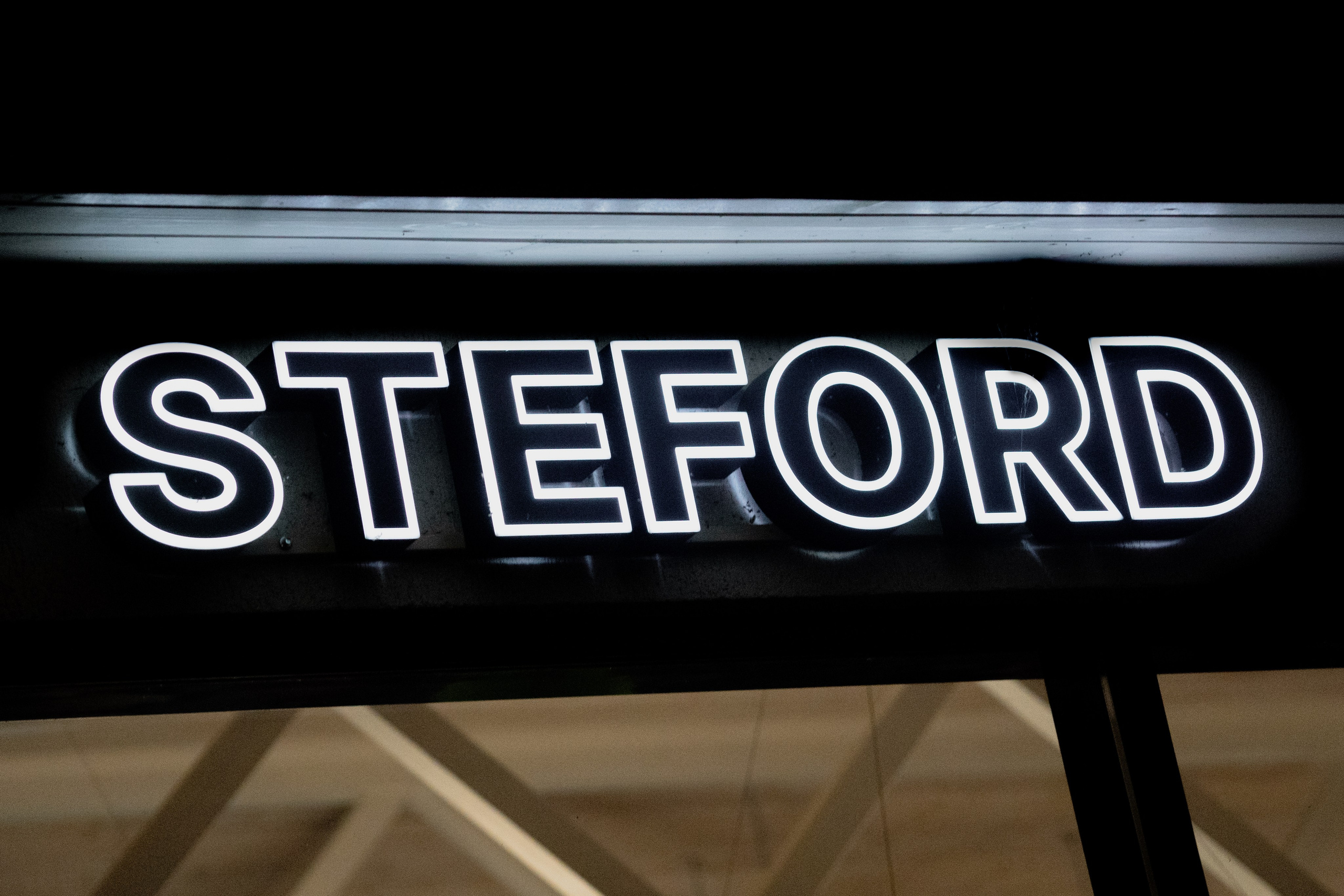 Фотография крупным планом надписи  Stanford 