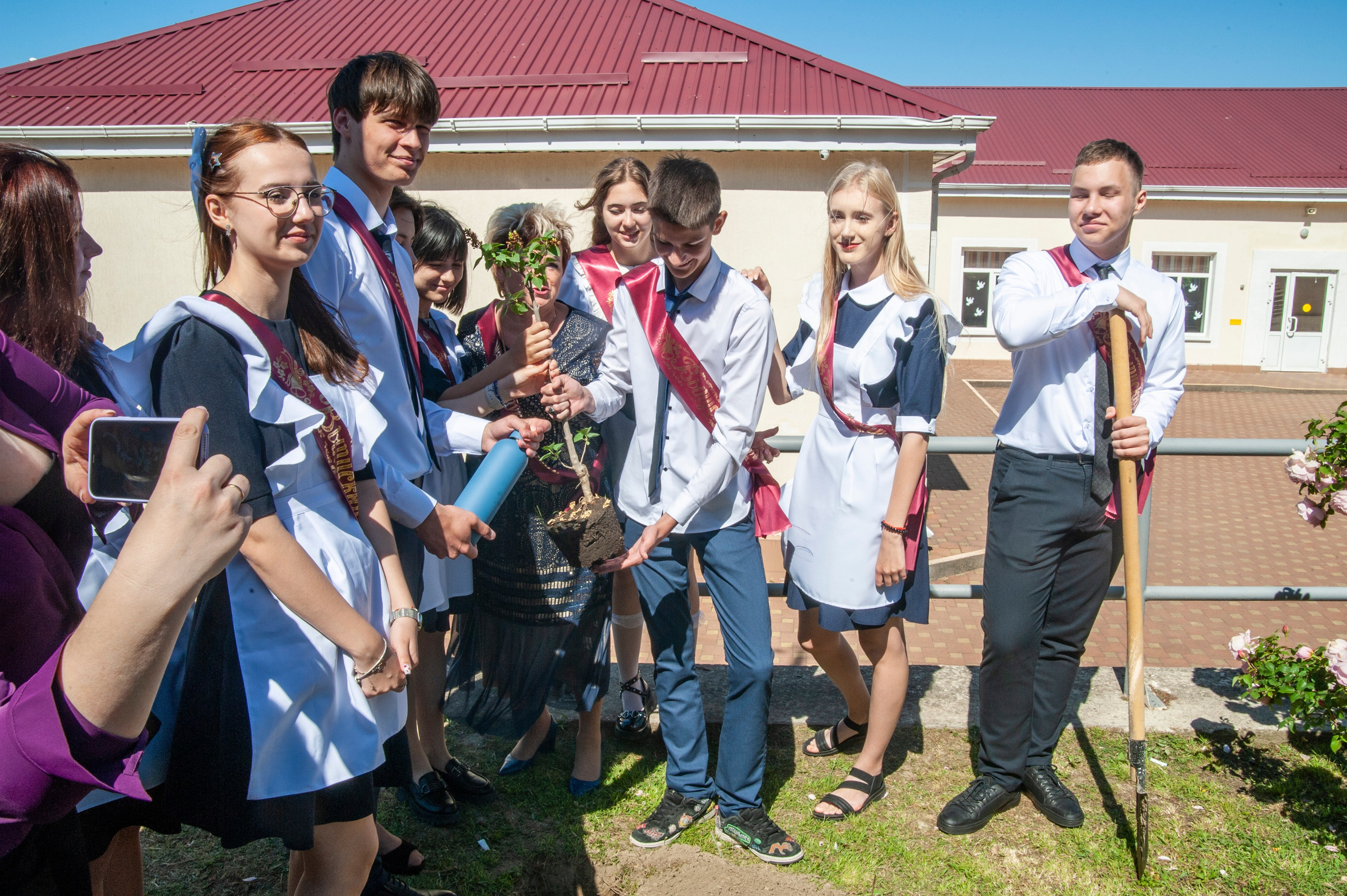 Последний Звонок МАОУ СОШ № 17 им. Эдуарда Есаяна — Архипо-Осиповка. Свадебный и семейный фотограф Денис Лукьянов в Краснодаре, Краснодарском крае и Республике Крым