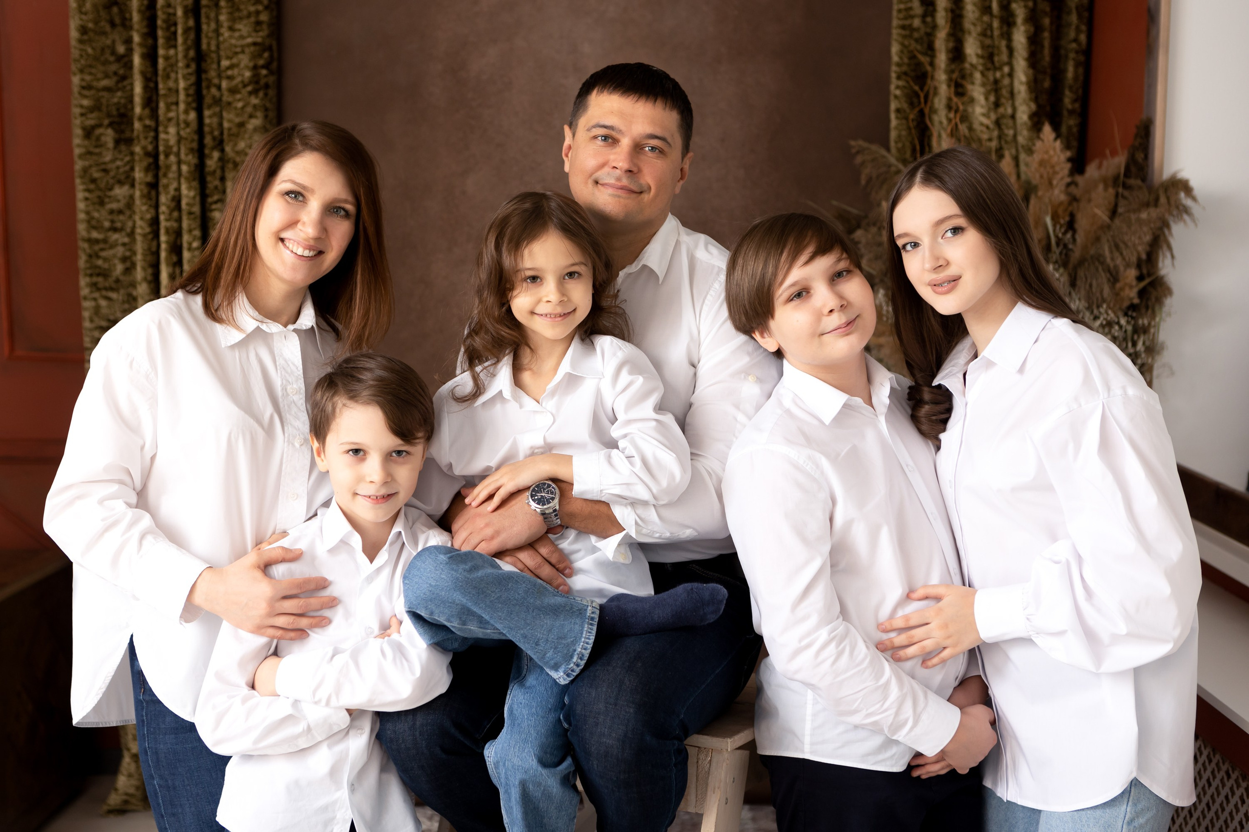 Семейная фотосессия в студии. Фотограф в Оренбурге. Профессиональный фотограф