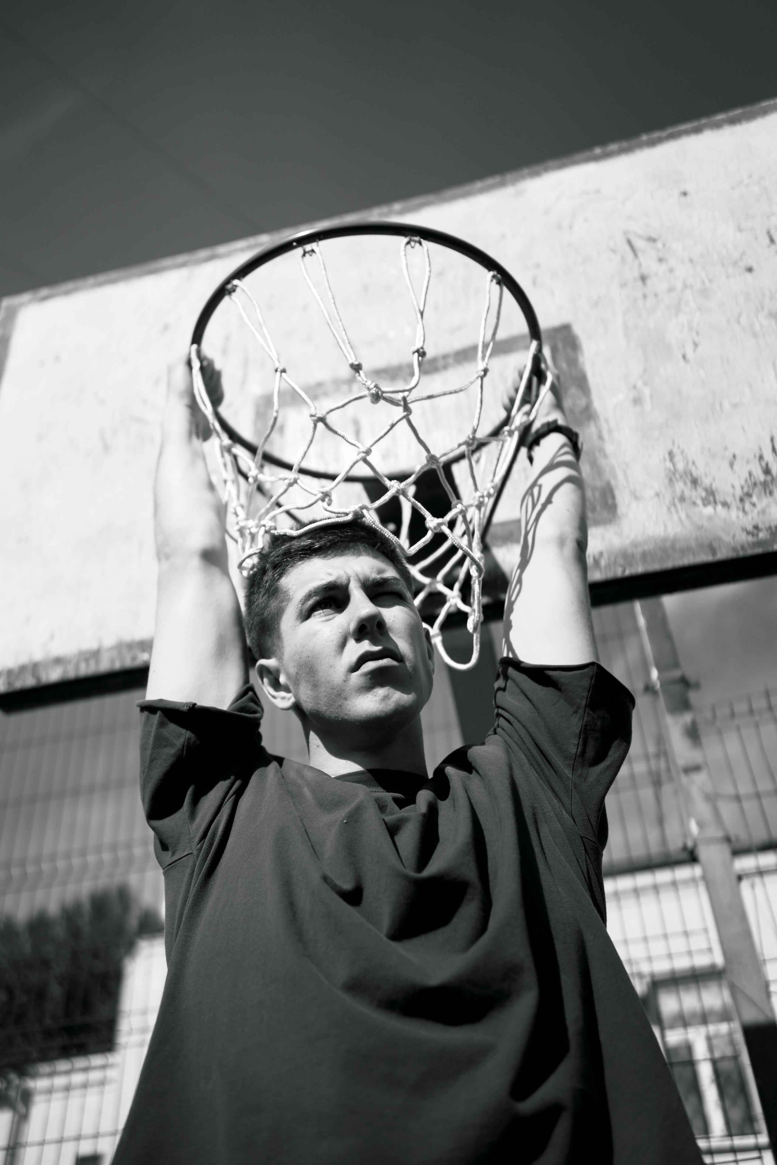 Евгений Егоров съемка на улице у баскетбольного кольца