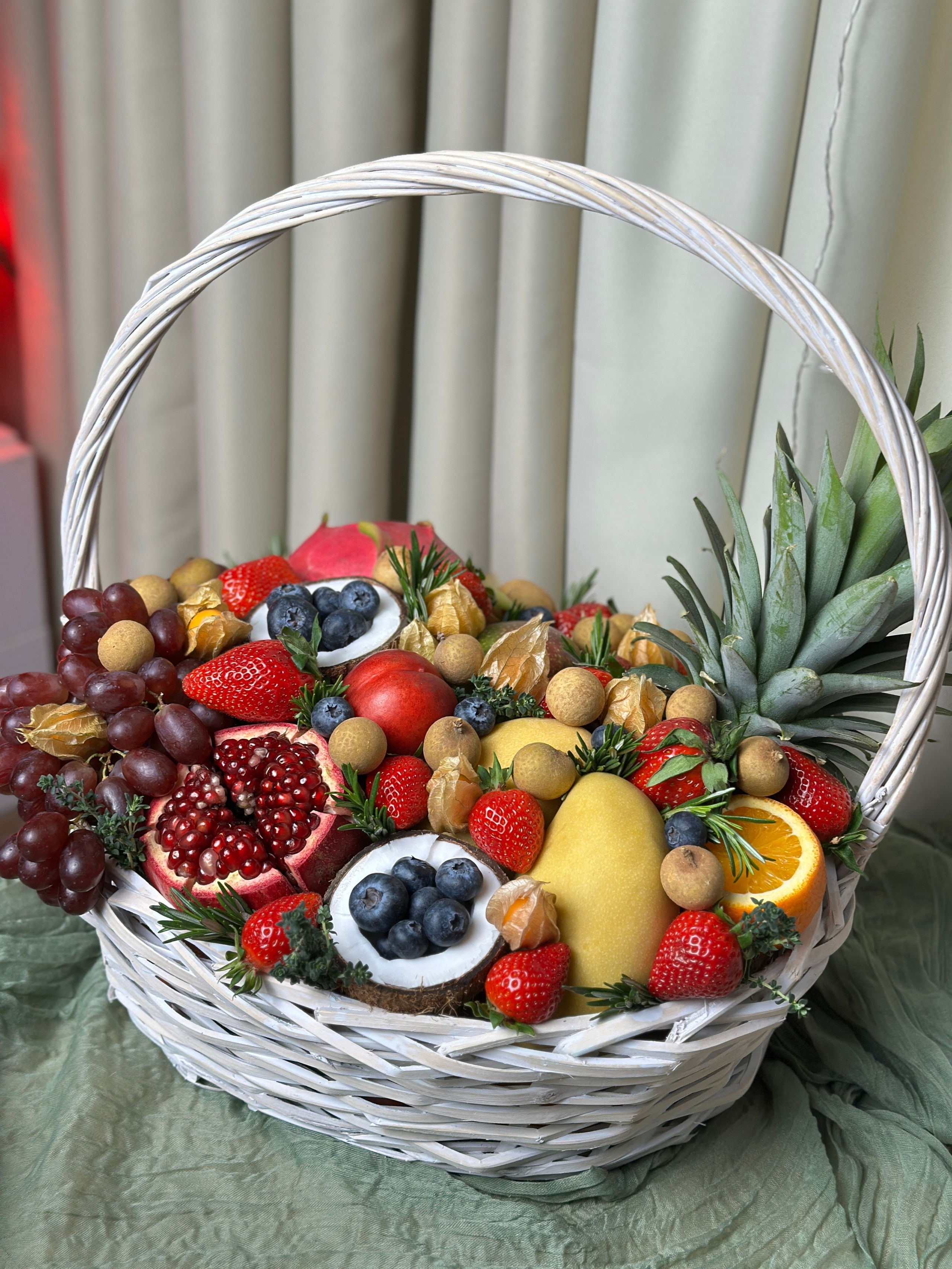 Корзины. Выездной кейтеринг, съедобные букеты, торты и сладости на заказ