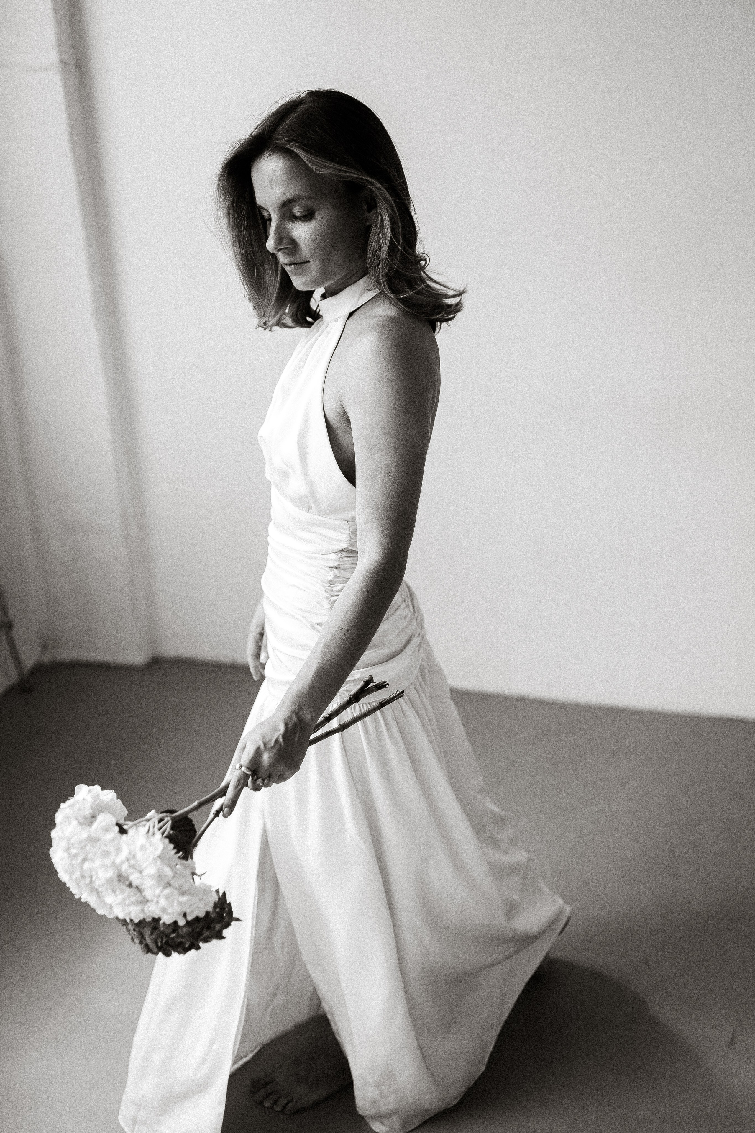 Чёрно-белый портрет невесты в длинном светлом платье с букетом в руках, в студии Санкт-Петербурга 10 204