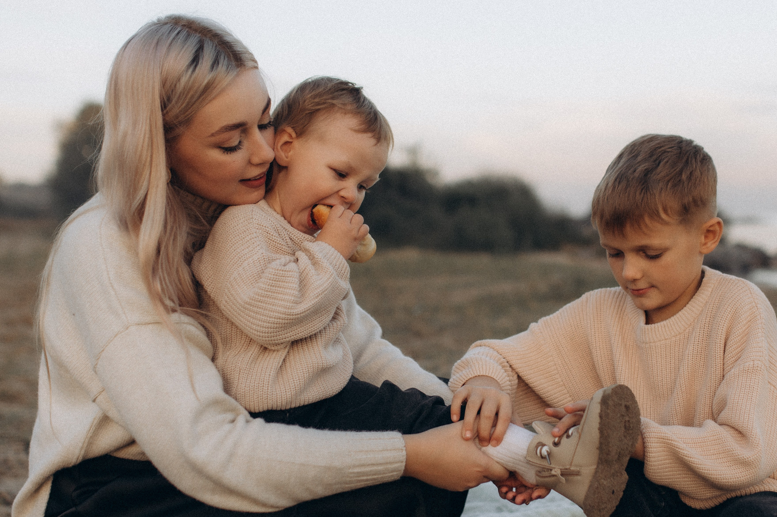 Альбина с сыновьями, сентябрь. Семейный фотограф lifestyle в Новосибирске Елена Шпилевая