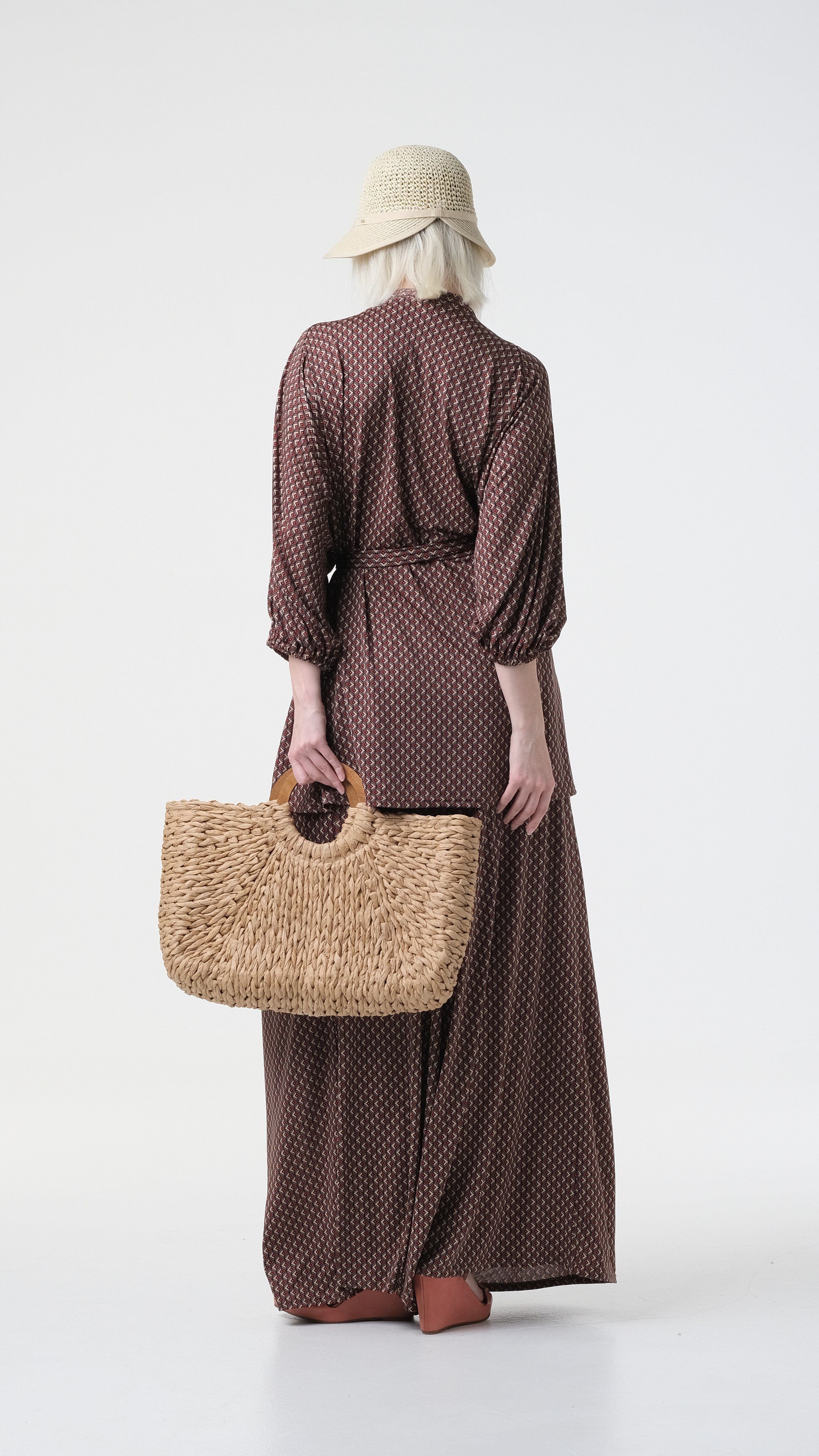 Стальные фото со спины на циклораме для каталогов.