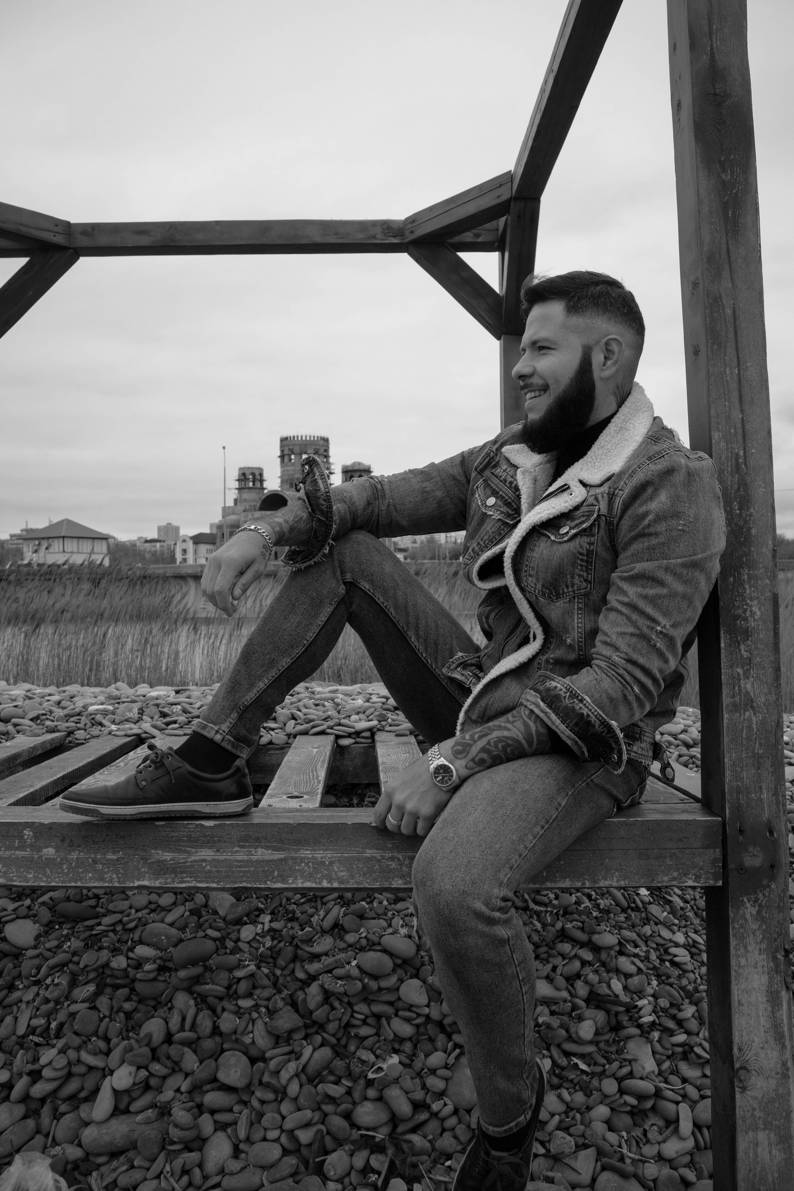 О. Уличный фотограф Города N