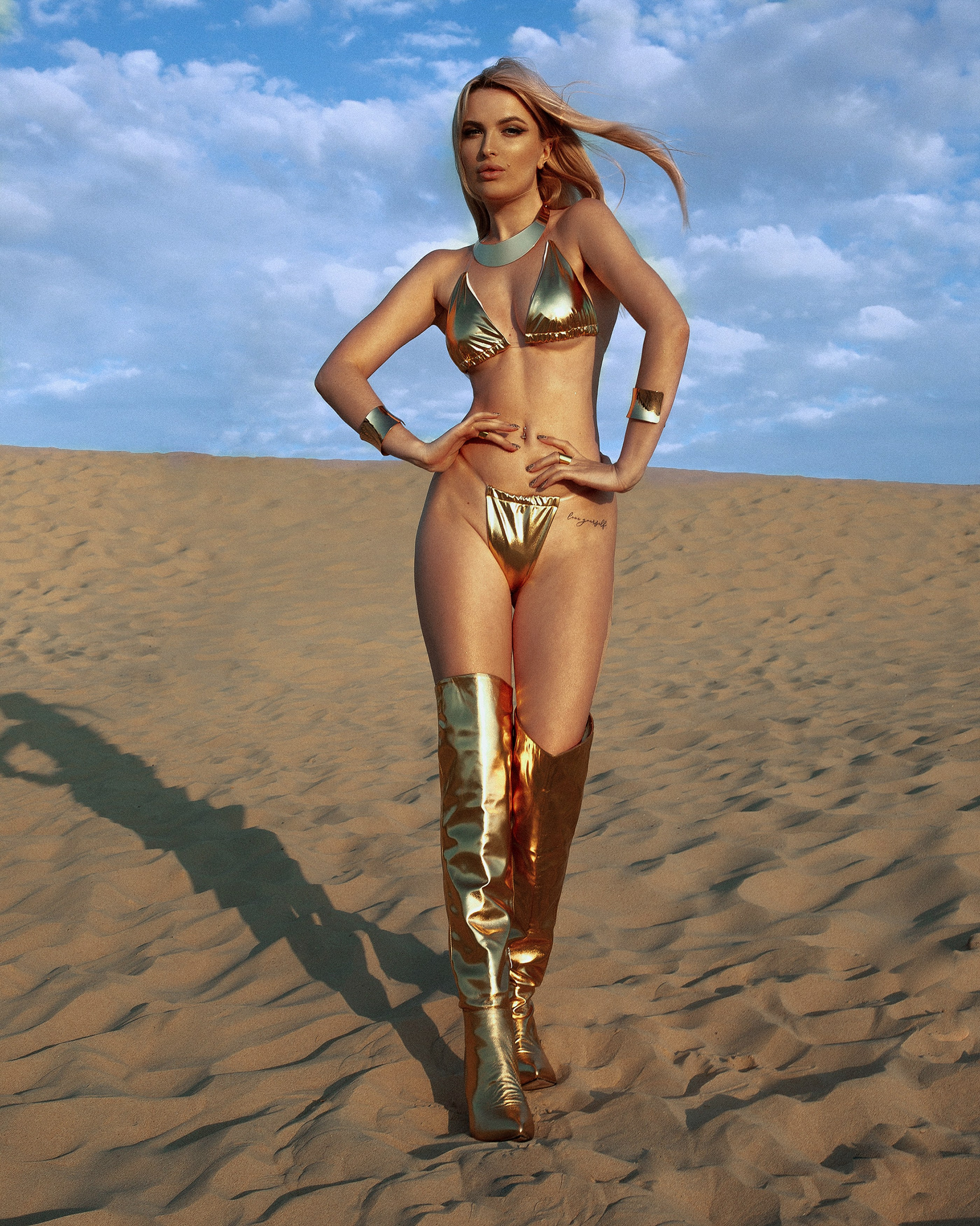 девушка в песке стоит