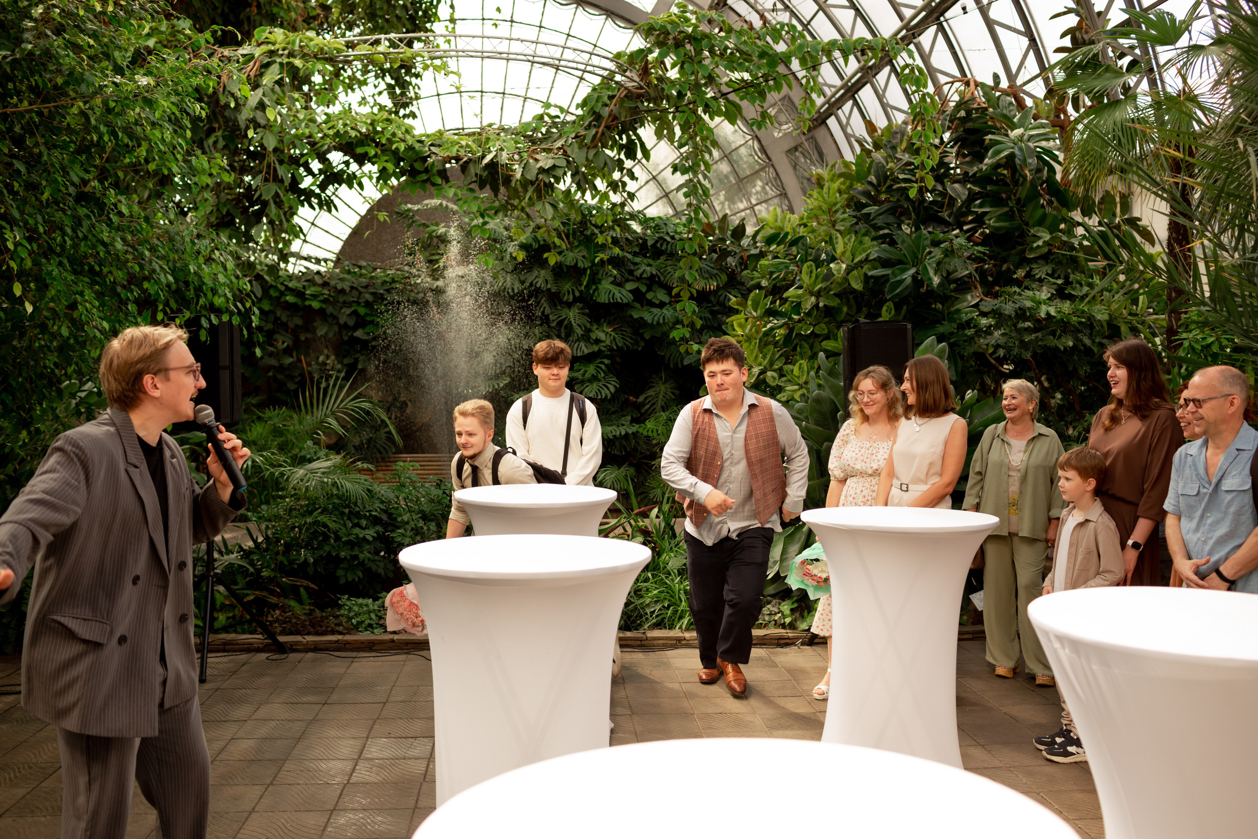 Выездная регистрация в Оранжерее Таврического сада. Свадебный фотограф Кирилл Белый