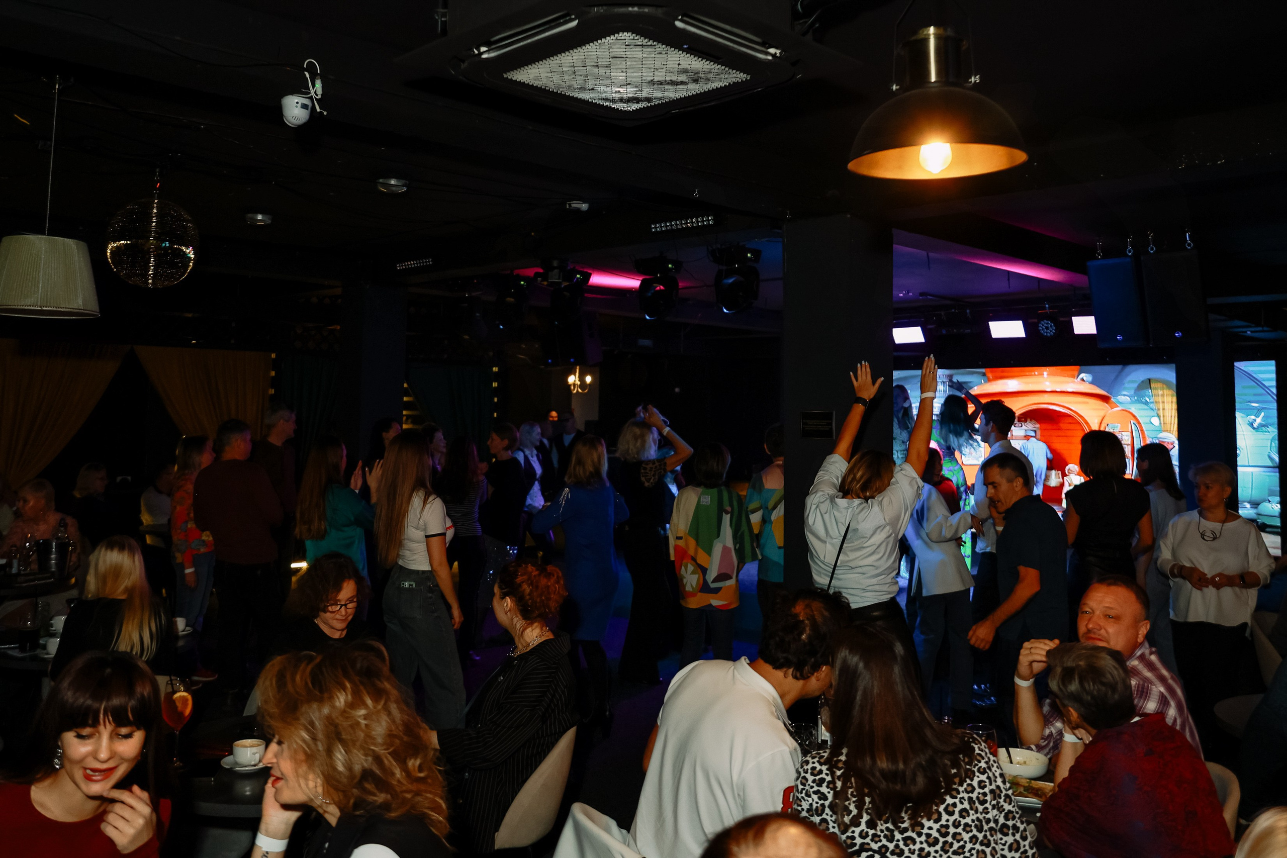 Дискотека под хиты 2000 в Истории. Фотограф Юлия Мальцева