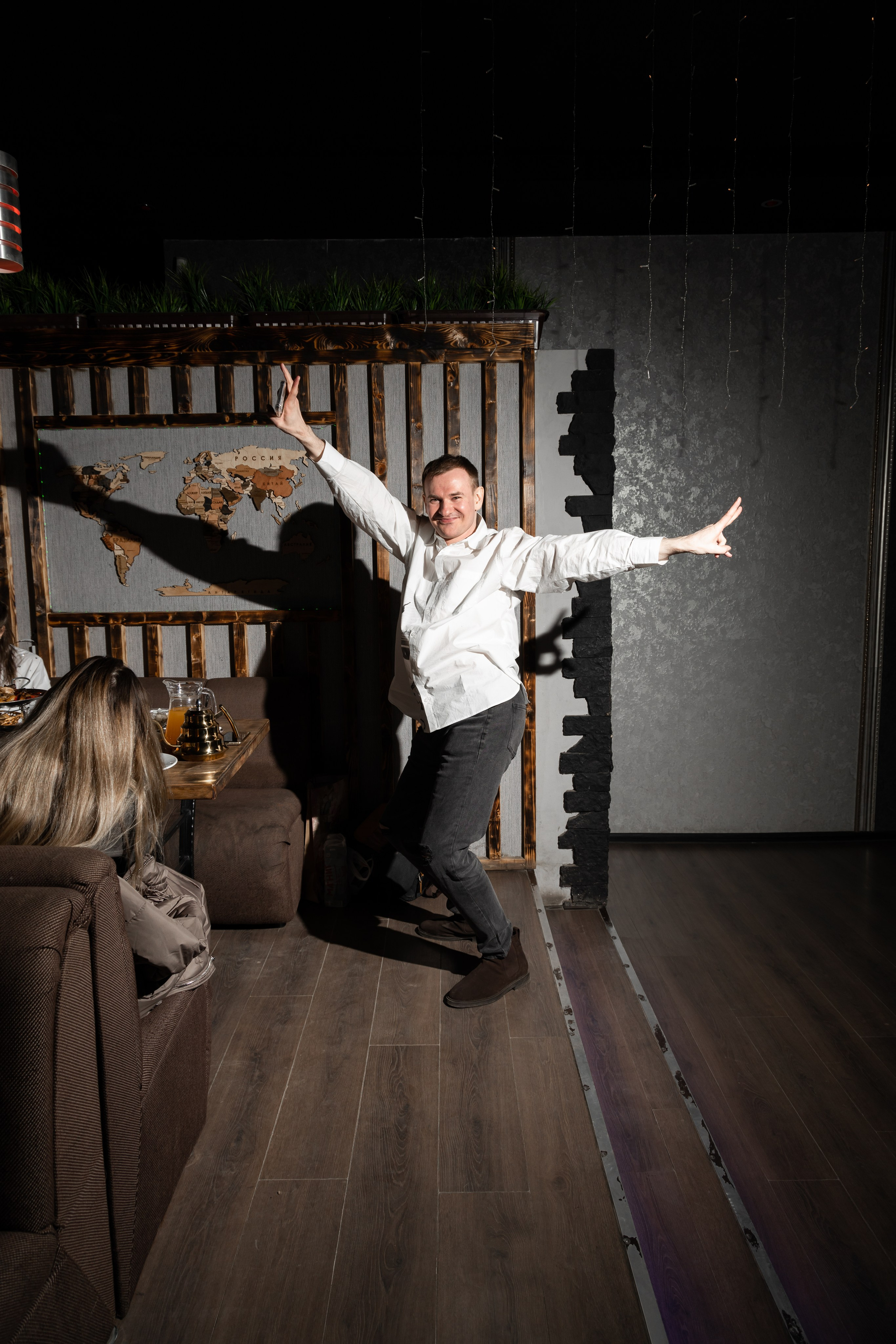 Мужчина в кафе танцует. День рождения  Астрахань.