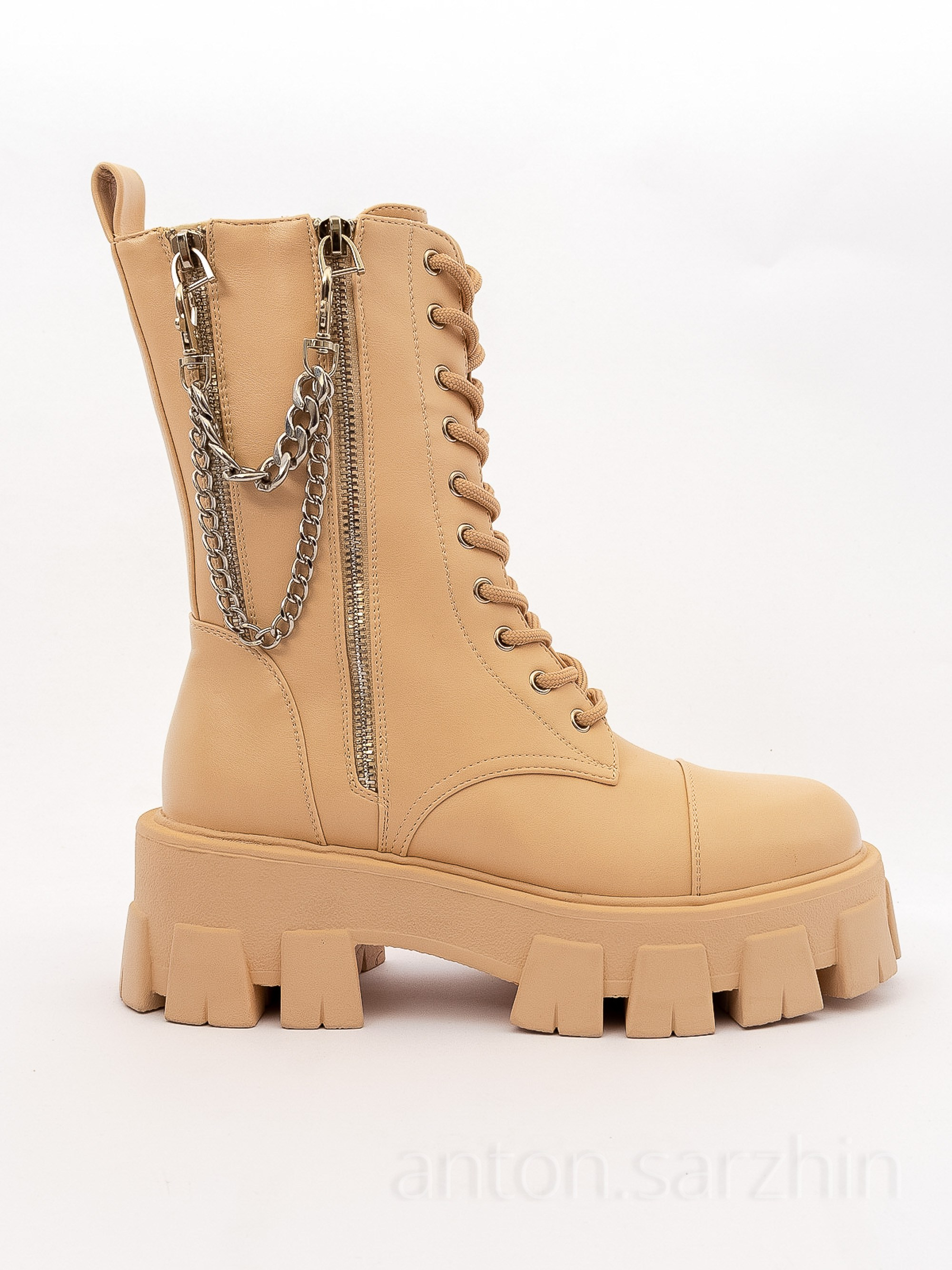 Предметная съемка женских сапог на белом фоне