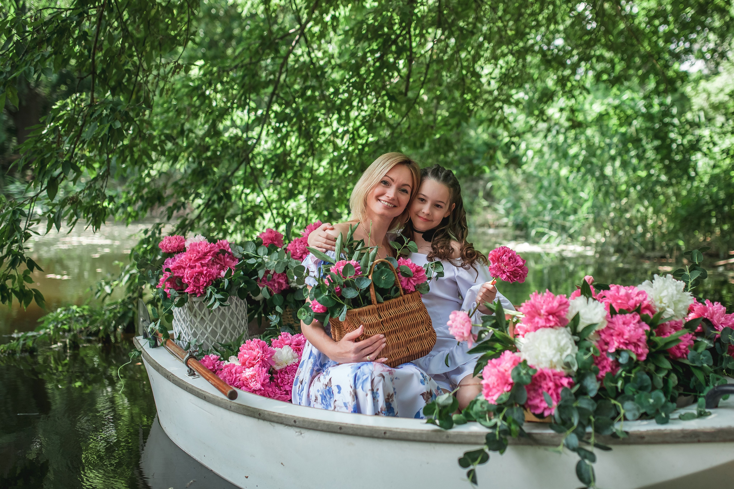 Екатерина и Вика в лодке с пионами. Фотограф в Волгограде Норченко Светлана