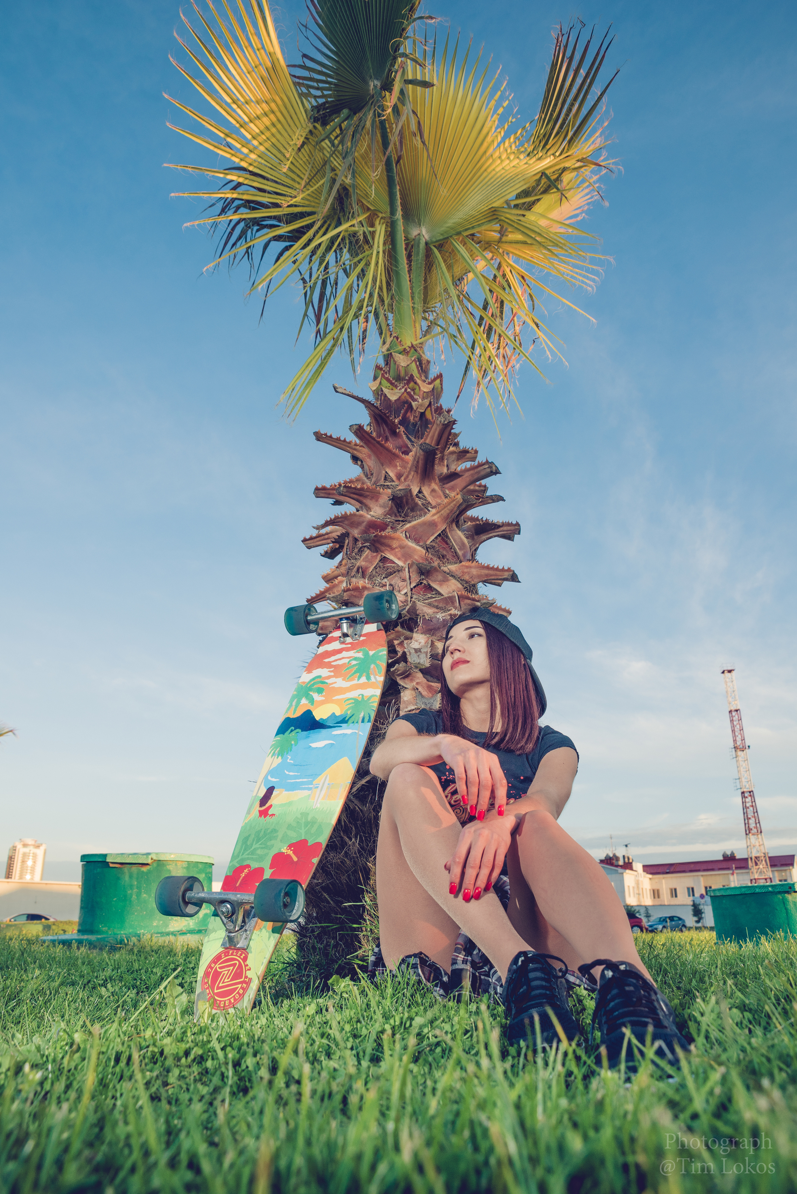 фотография девушки под пальмой
