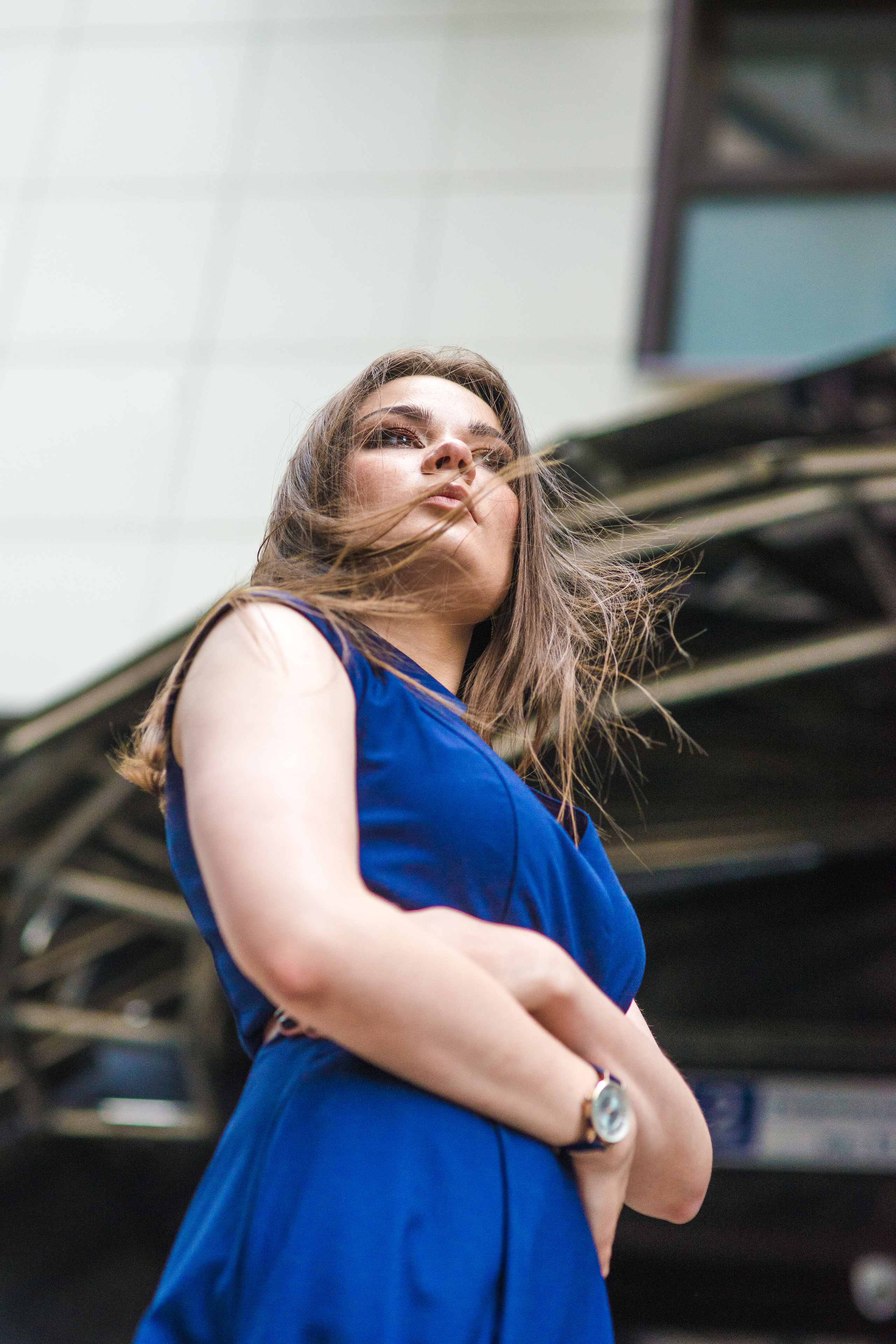 Портрет девушки в синем платье