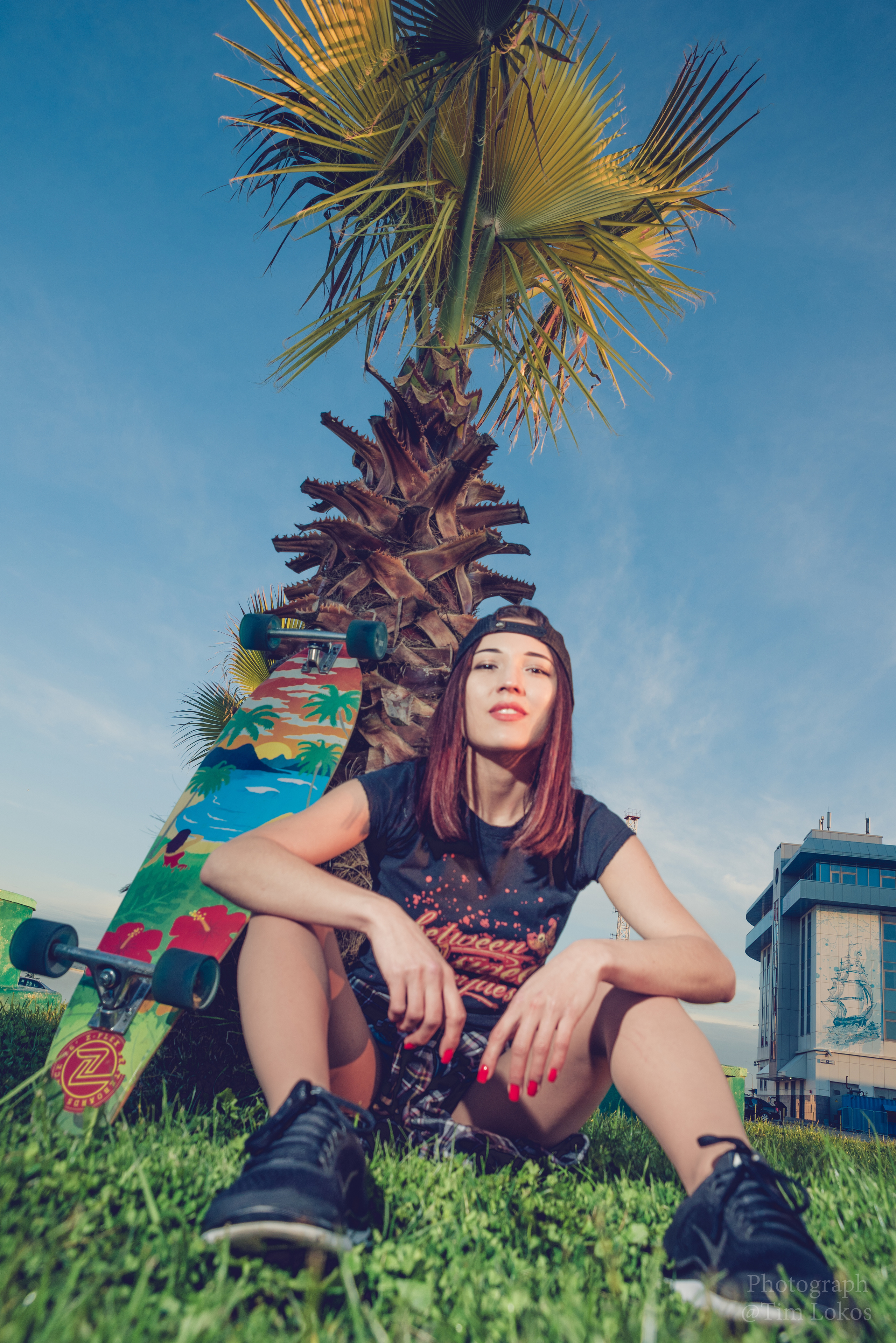 Со скейтом под пальмой