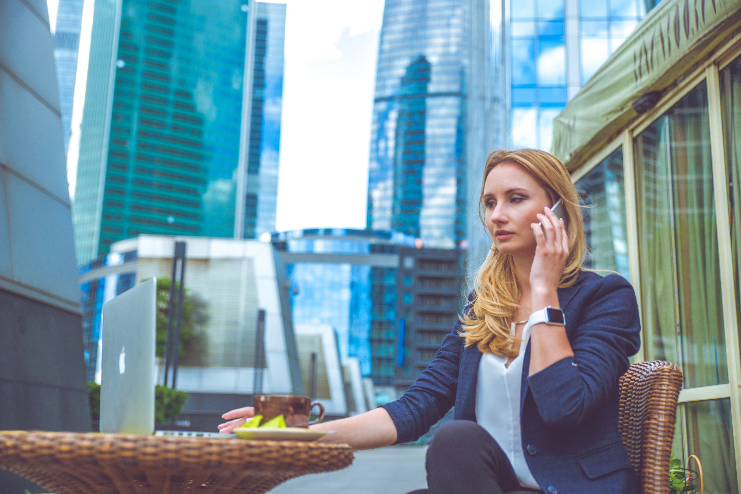 Деловой портрет на фоне москва сити