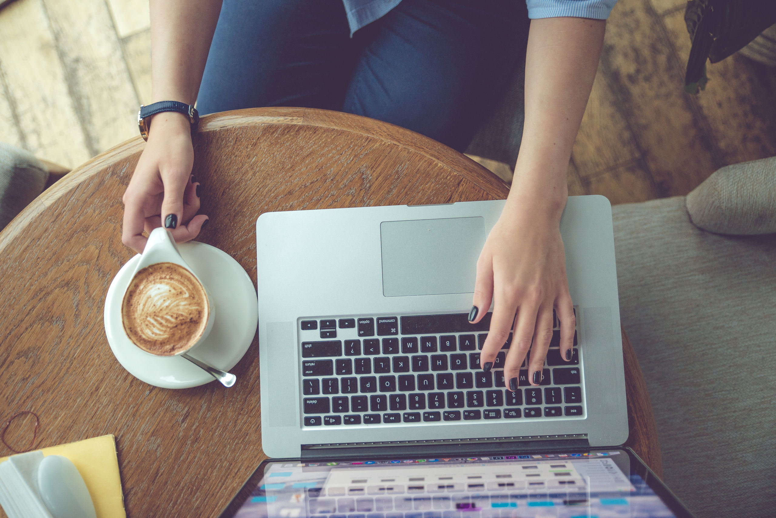 кофе и ноутбук