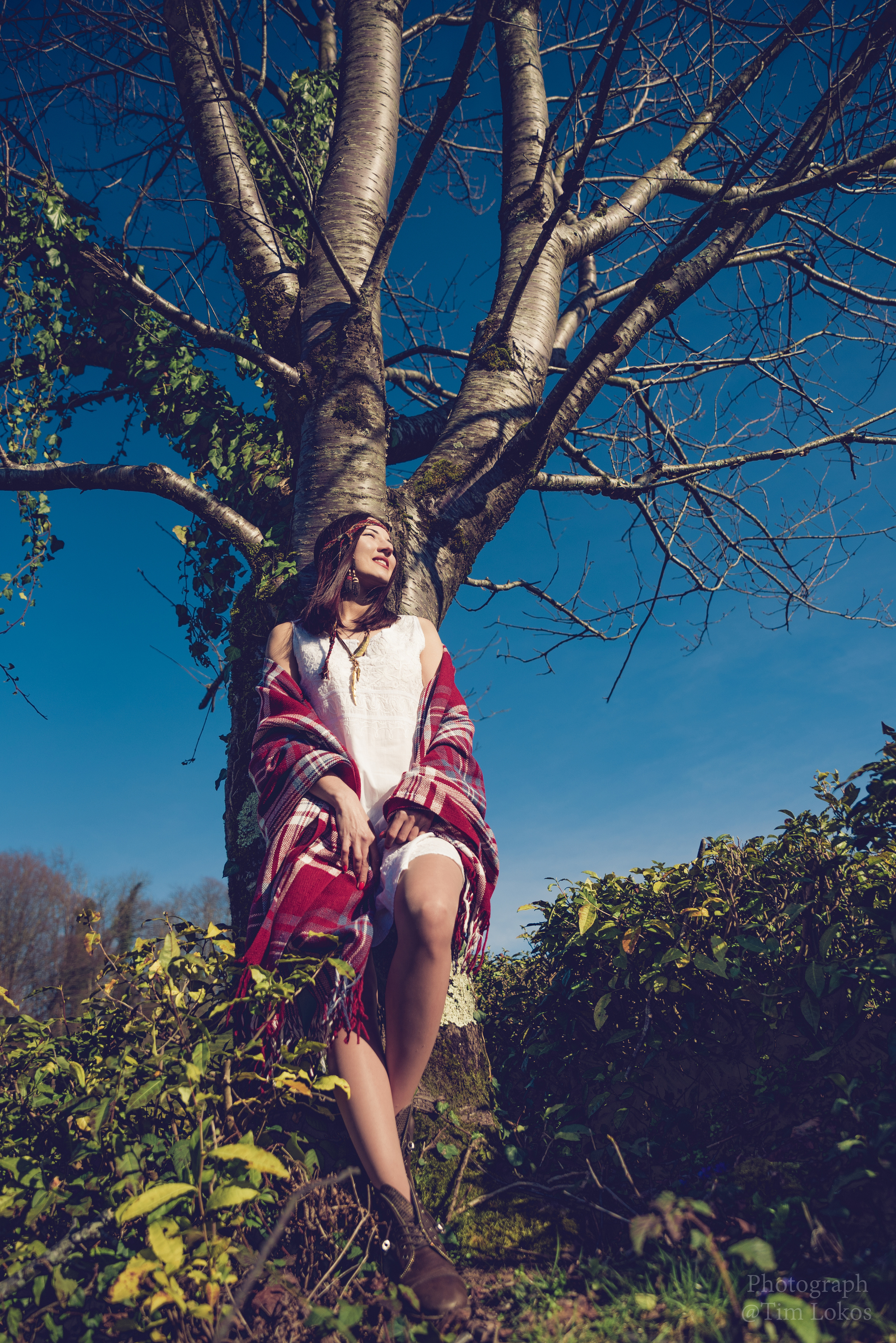 Девушка у дерева