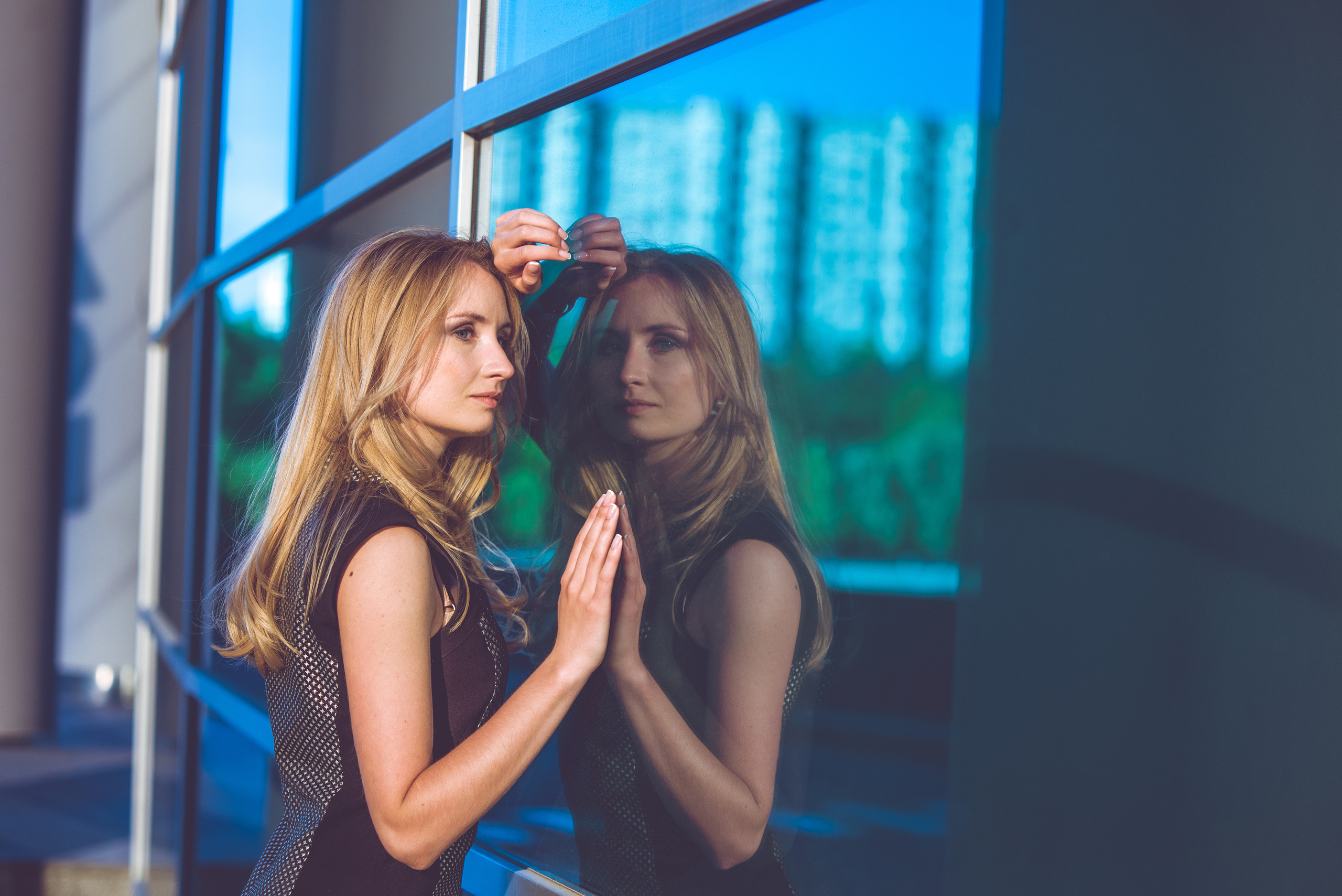 портерет девушки в отражении