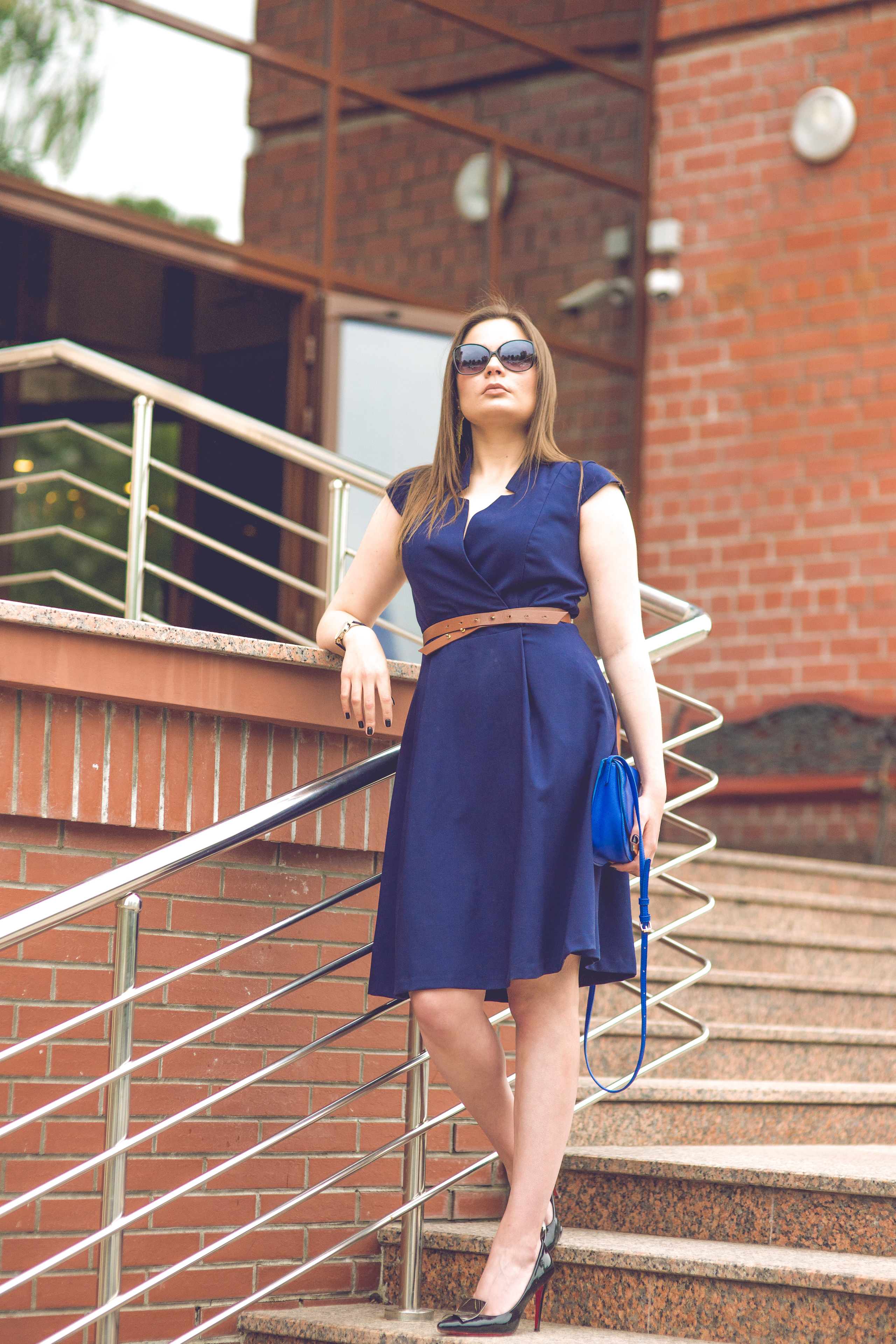 в синем платье