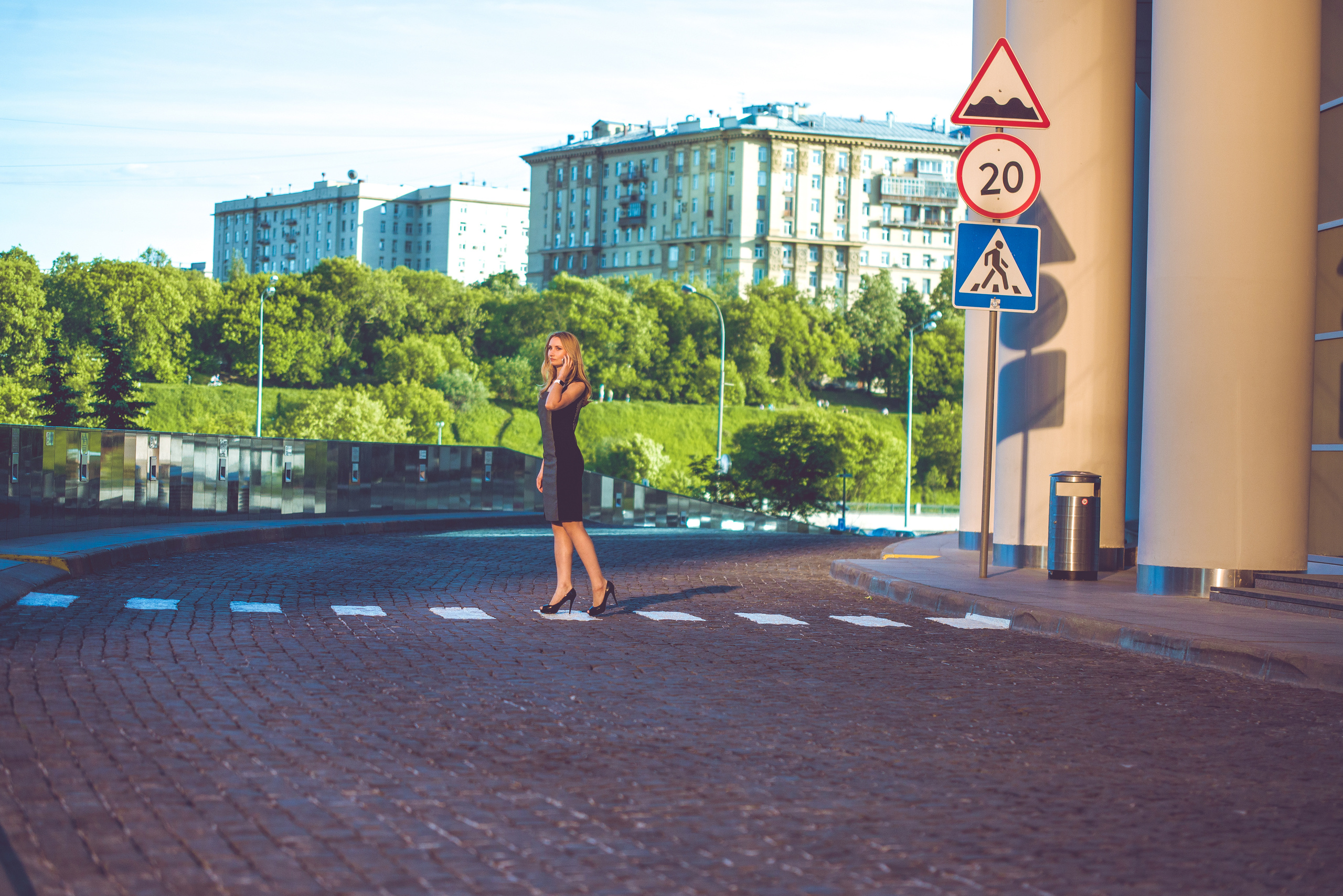 Девушка на пешеходном переходе