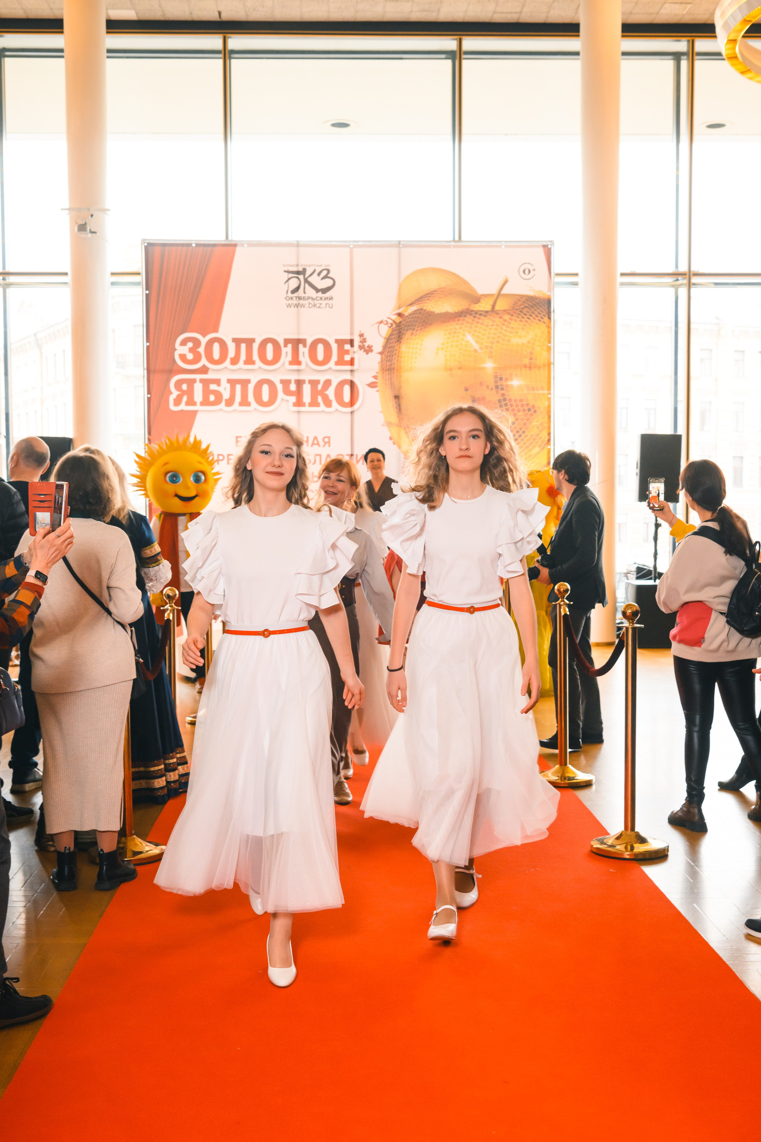 23 апреля, красная дорожка, БКЗ Октябрьский, г. Санкт-Петербург. Золотое яблочко