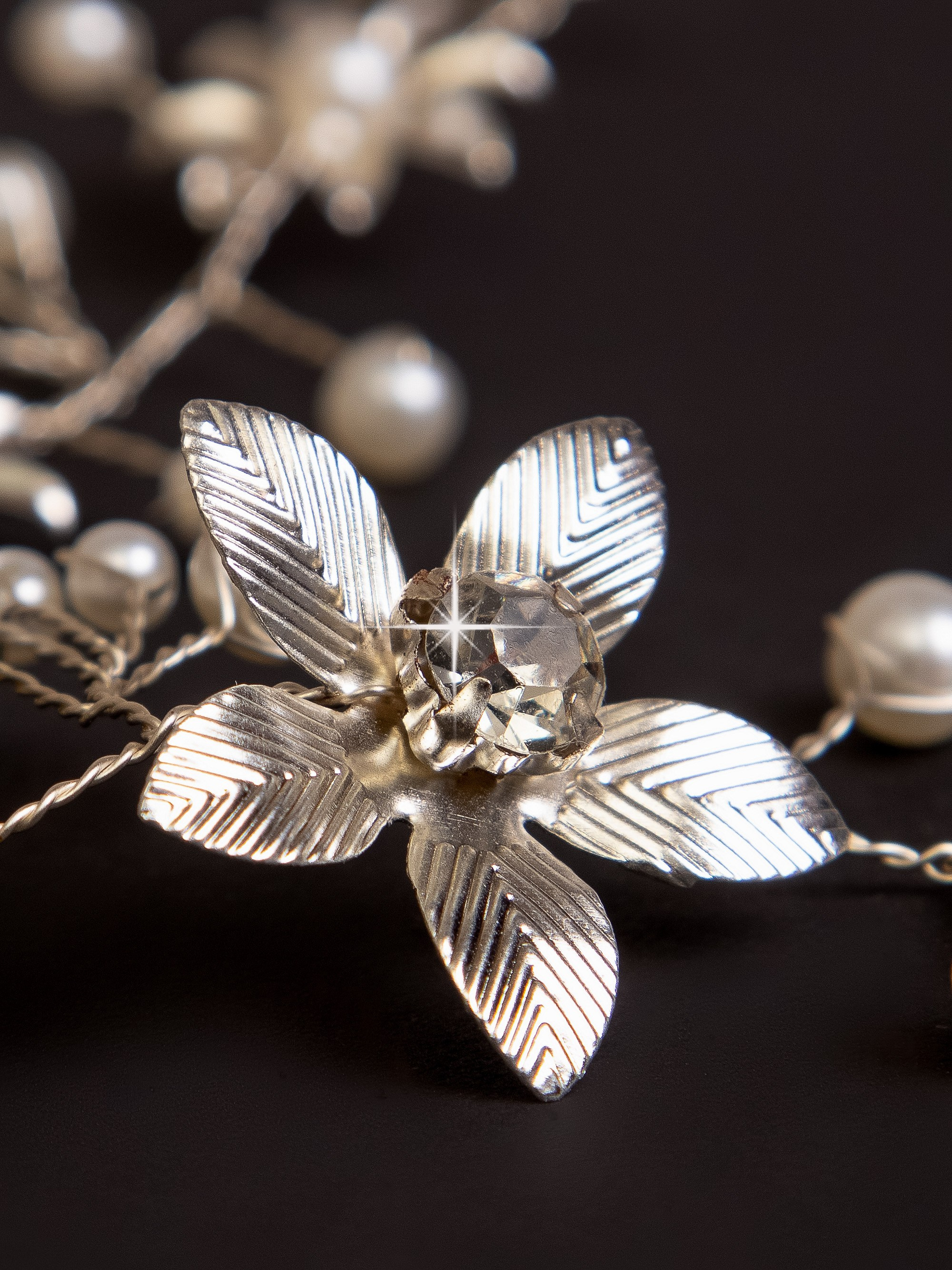 Заколка женская на черном фоне макро фото