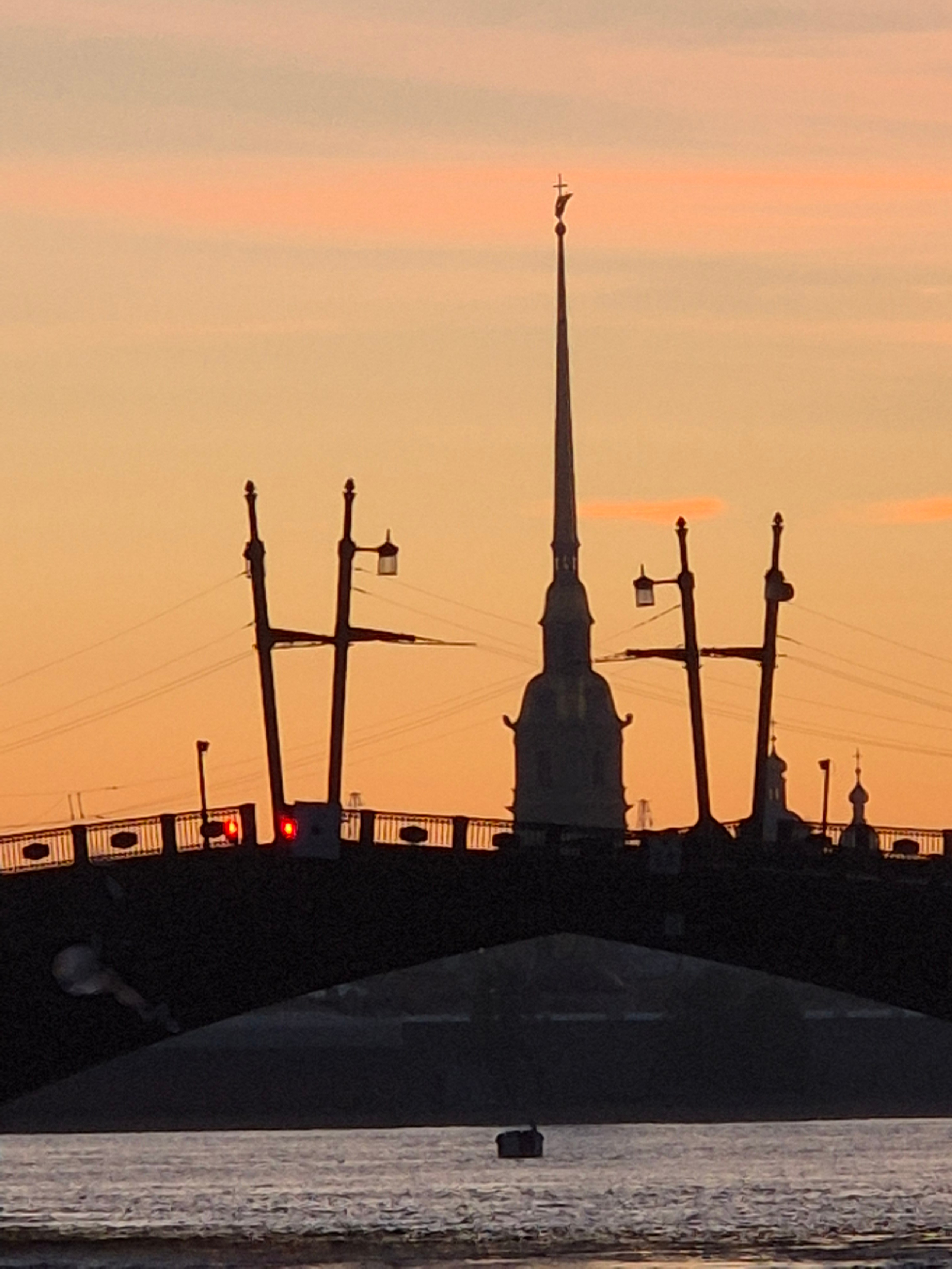 Второе разведение Дворцового моста за ночь