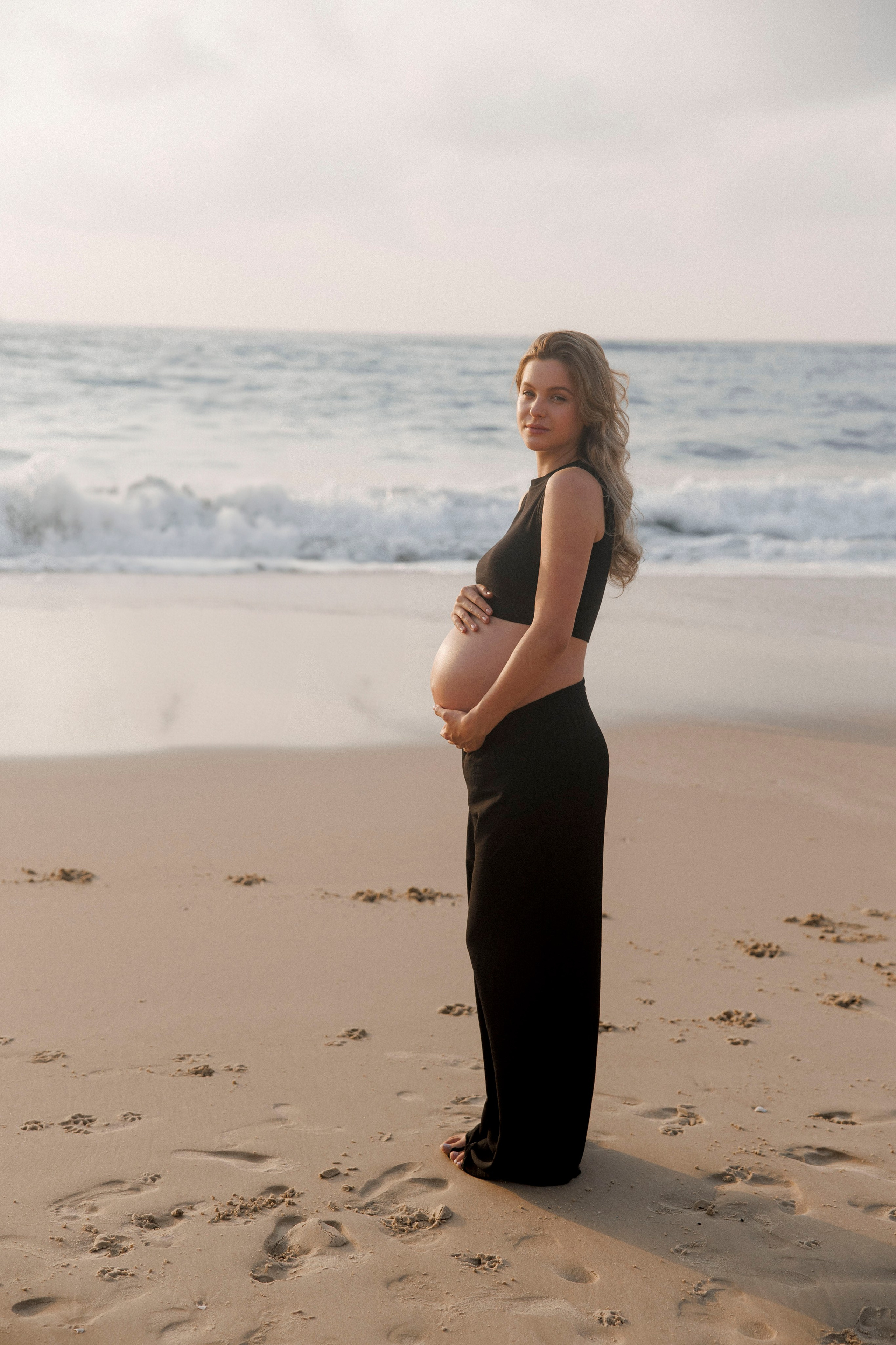 Pregnancy photoshoot near the sea (cloudy weather). Главная