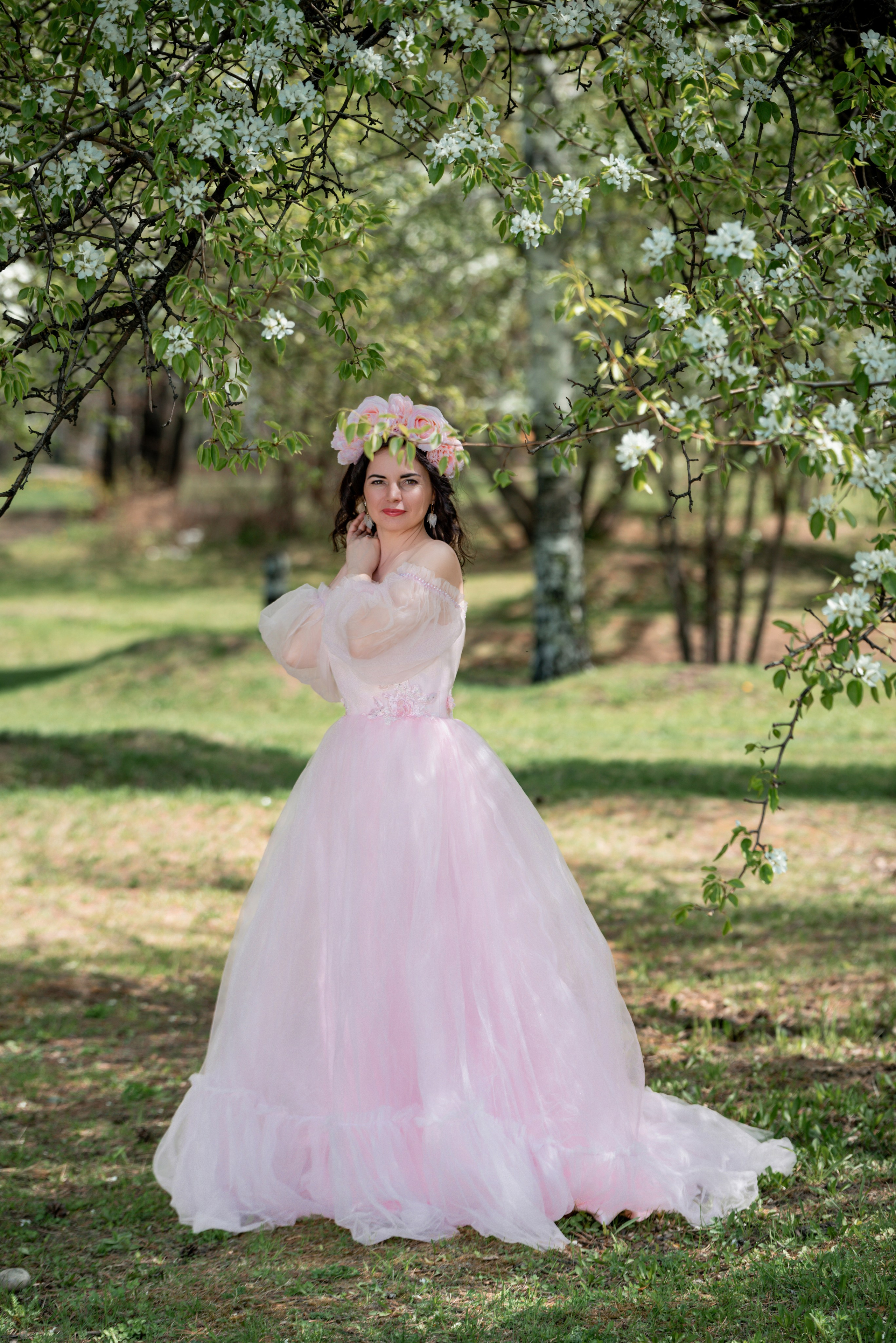 Девушка в пышном розовом корсетной платье со шлейфом. Ольга Ли свадебный семейный фотограф Иркутск