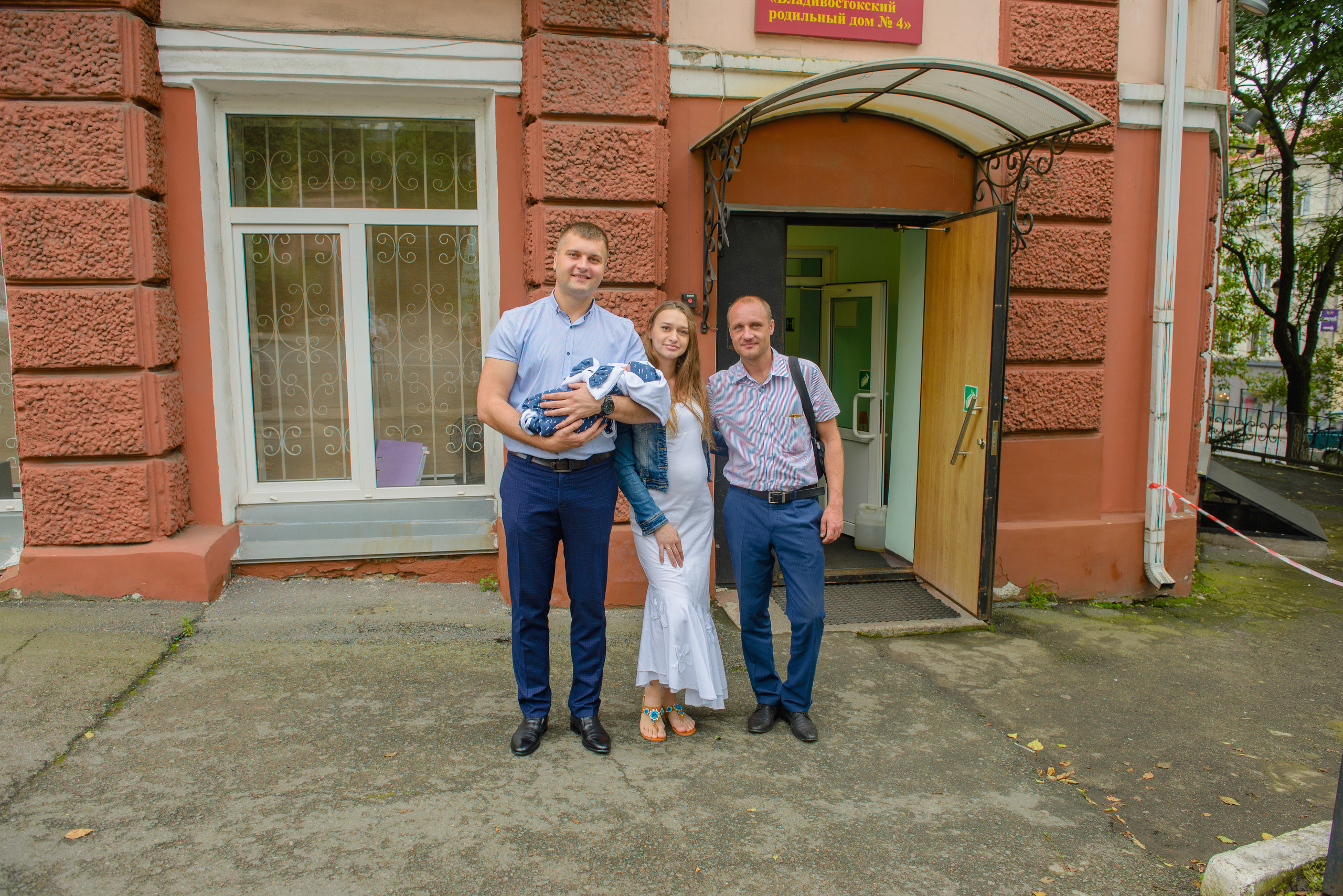 Выписка Жени и Максима. 4 роддом. Семейный и свадебный фотограф во Владивостоке