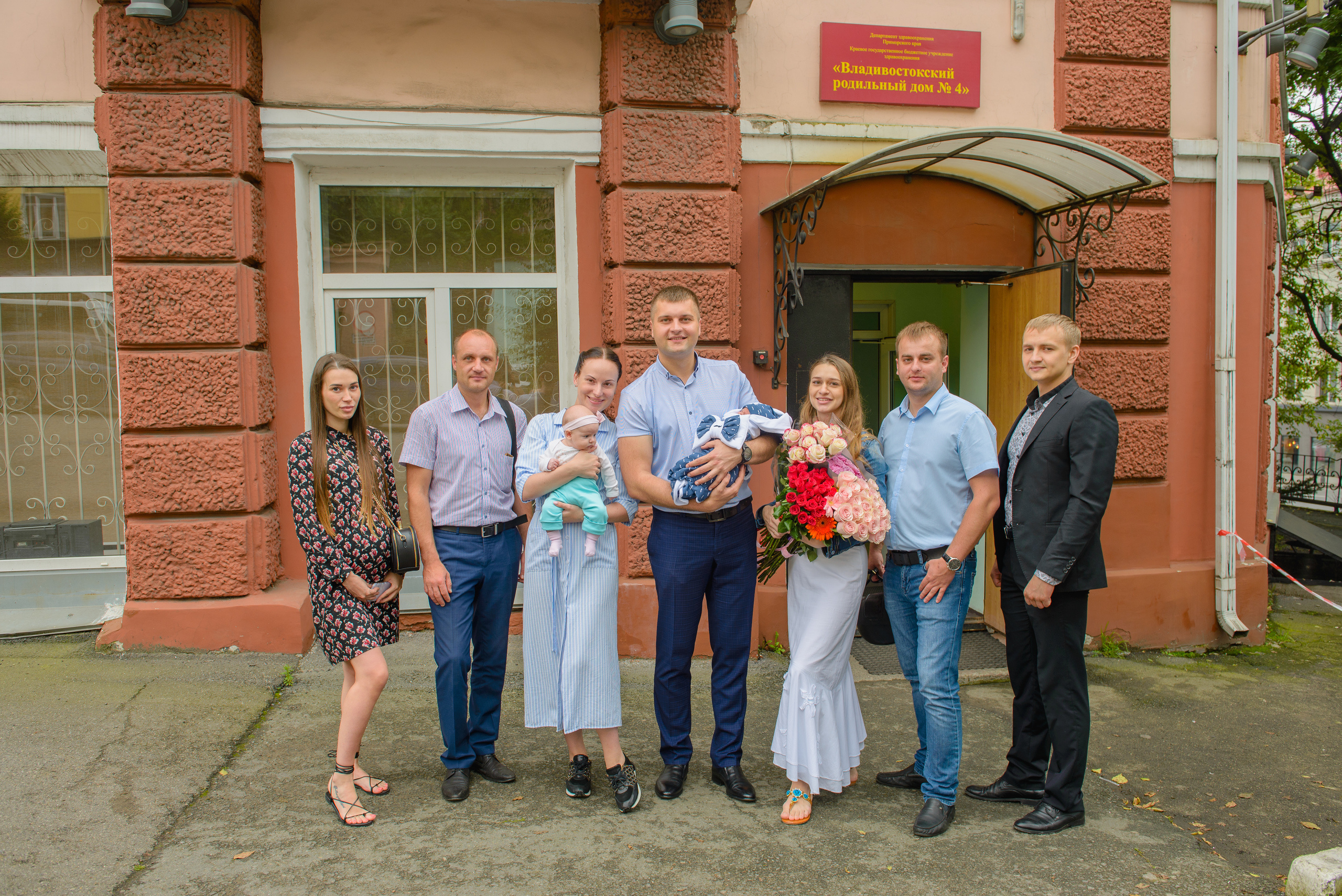 Выписка Жени и Максима. 4 роддом. Семейный и свадебный фотограф во Владивостоке