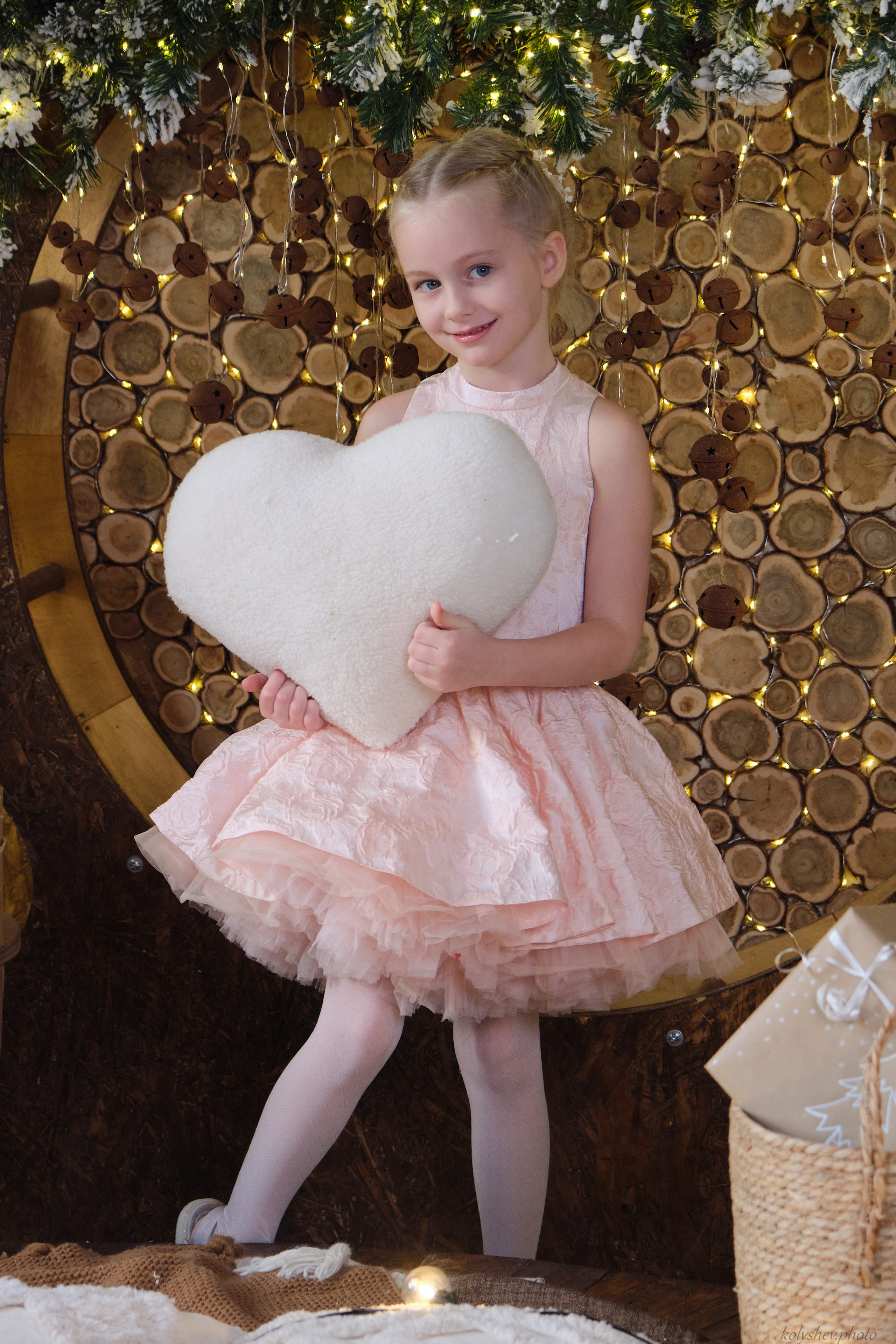 Семейная фотосессия мамы и дочек в студии в Москве фотограф Колышева Виктория. Портретный фотограф на новый год в Москве Виктория Колышева