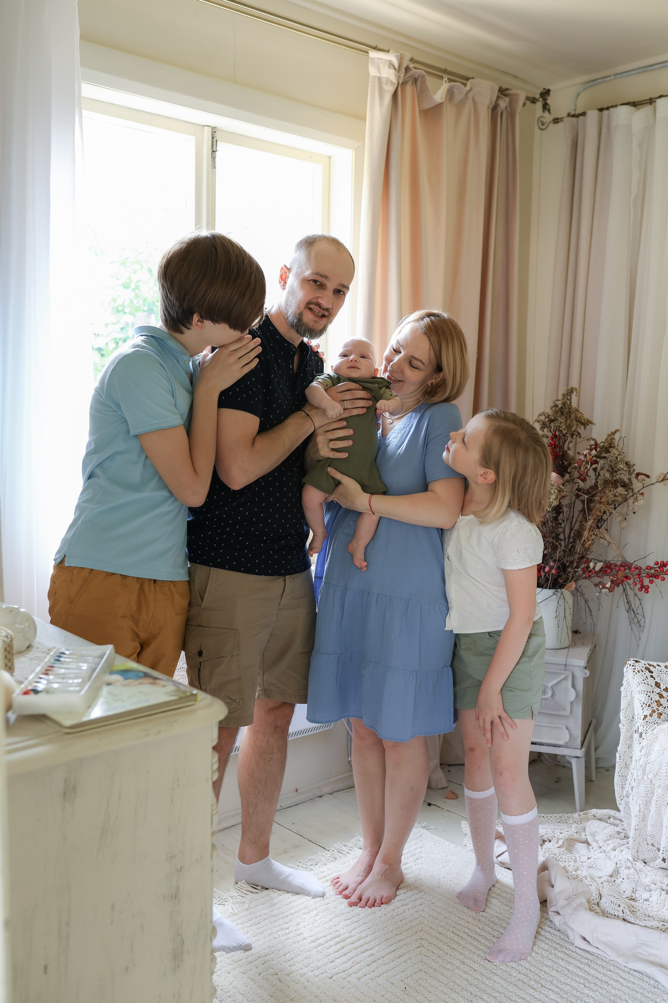 Семейная фотосессия в загородной студии. Фотограф в Железнодорожном и Балашихе