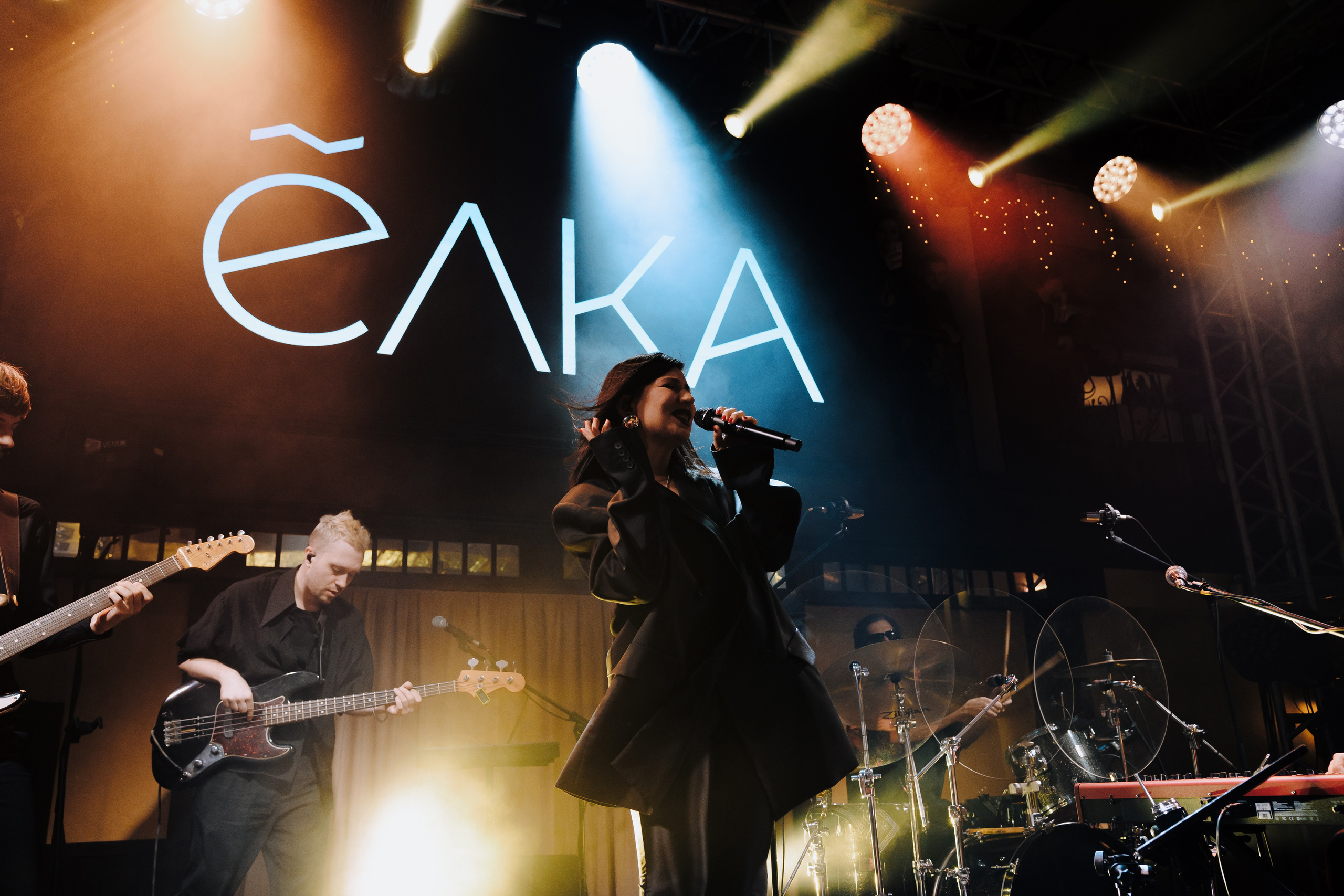 20 ЛЕТ МЕГАПОЛИС ЧЕЛЯБИНСК ХЕДЛАЙНЕР ЕЛКА. Репортажный фотограф Зуев Роман г. Челябинск