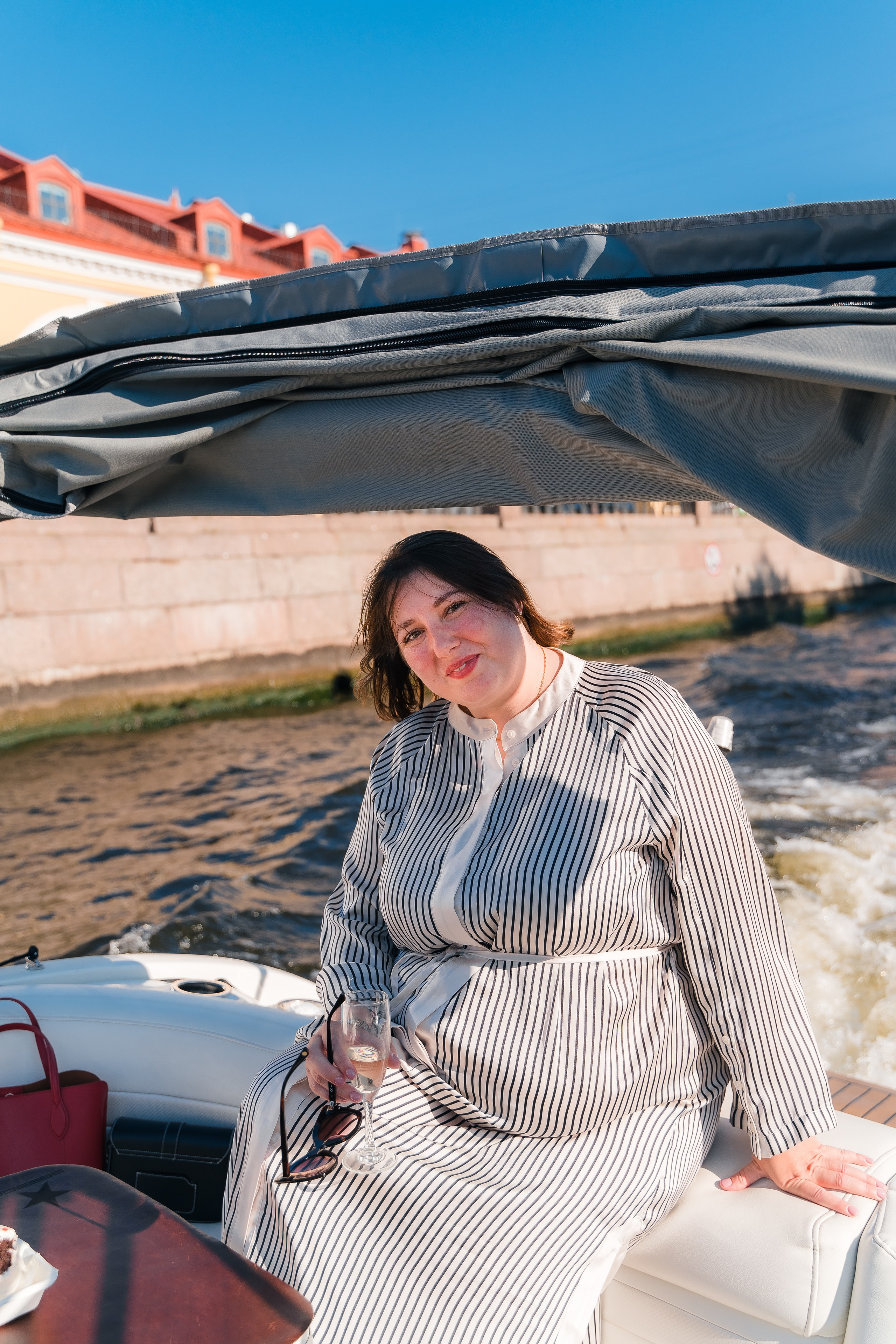 Фотосъемка девичника, встреча девушек, веселые женские портреты