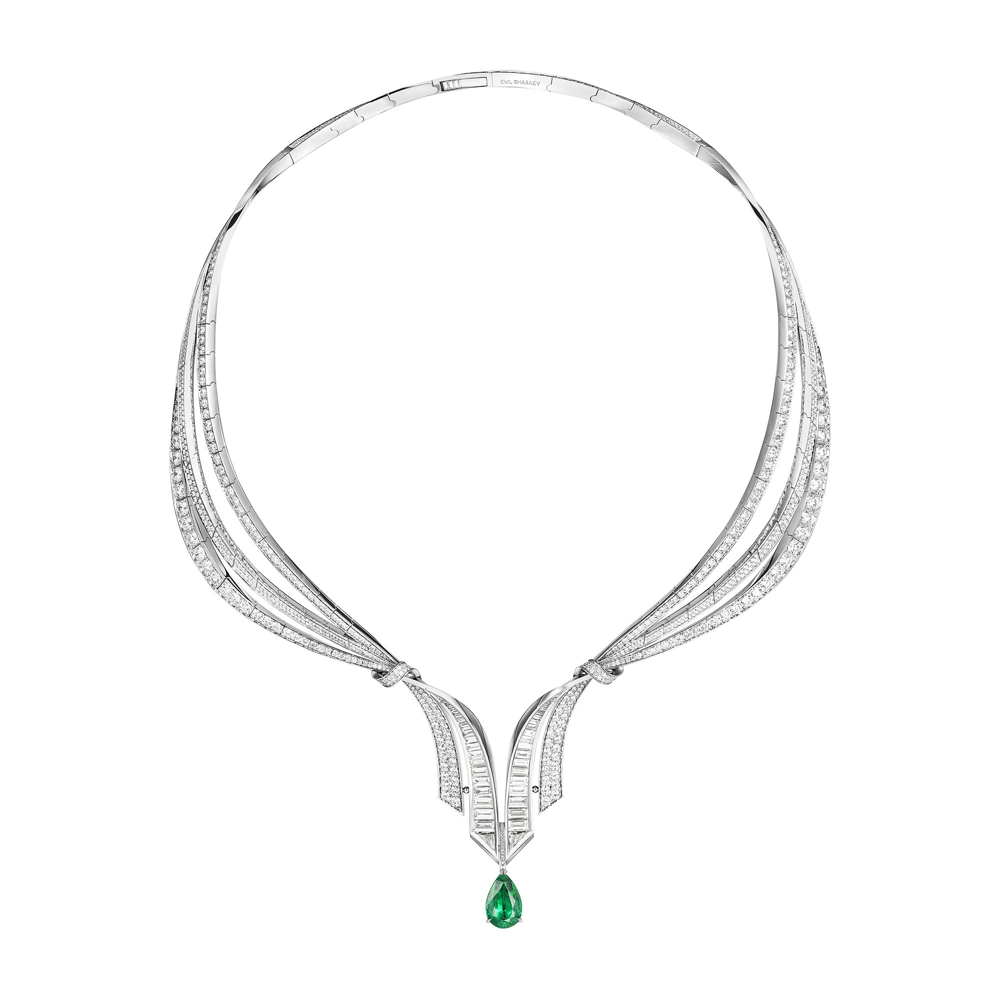 Колье с изумрудом и бриллиантами на белом фоне, предметная каталожная съёмка 