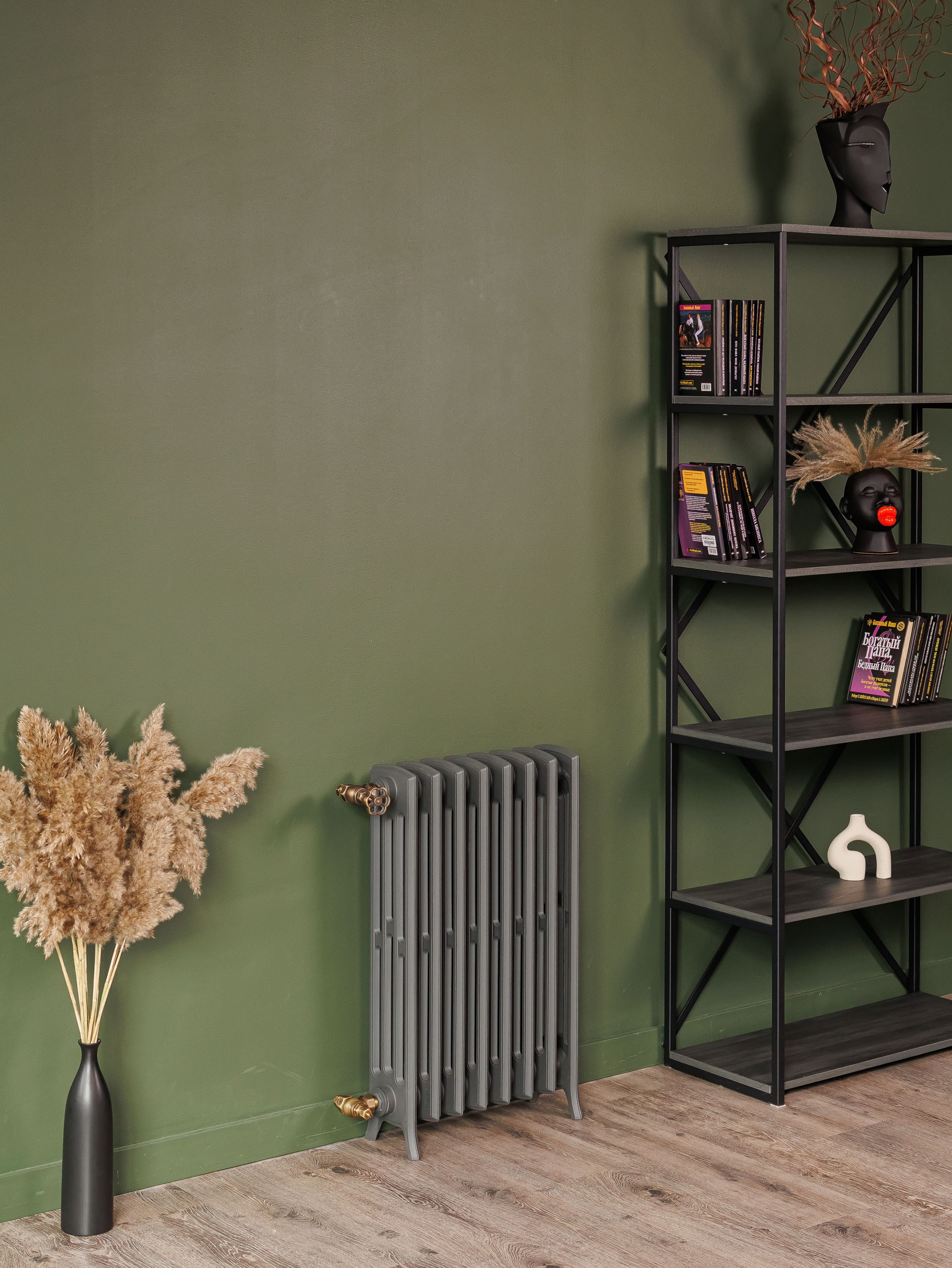 Предметные фотографии дизайнерских радиаторов отопления в стиле ретро