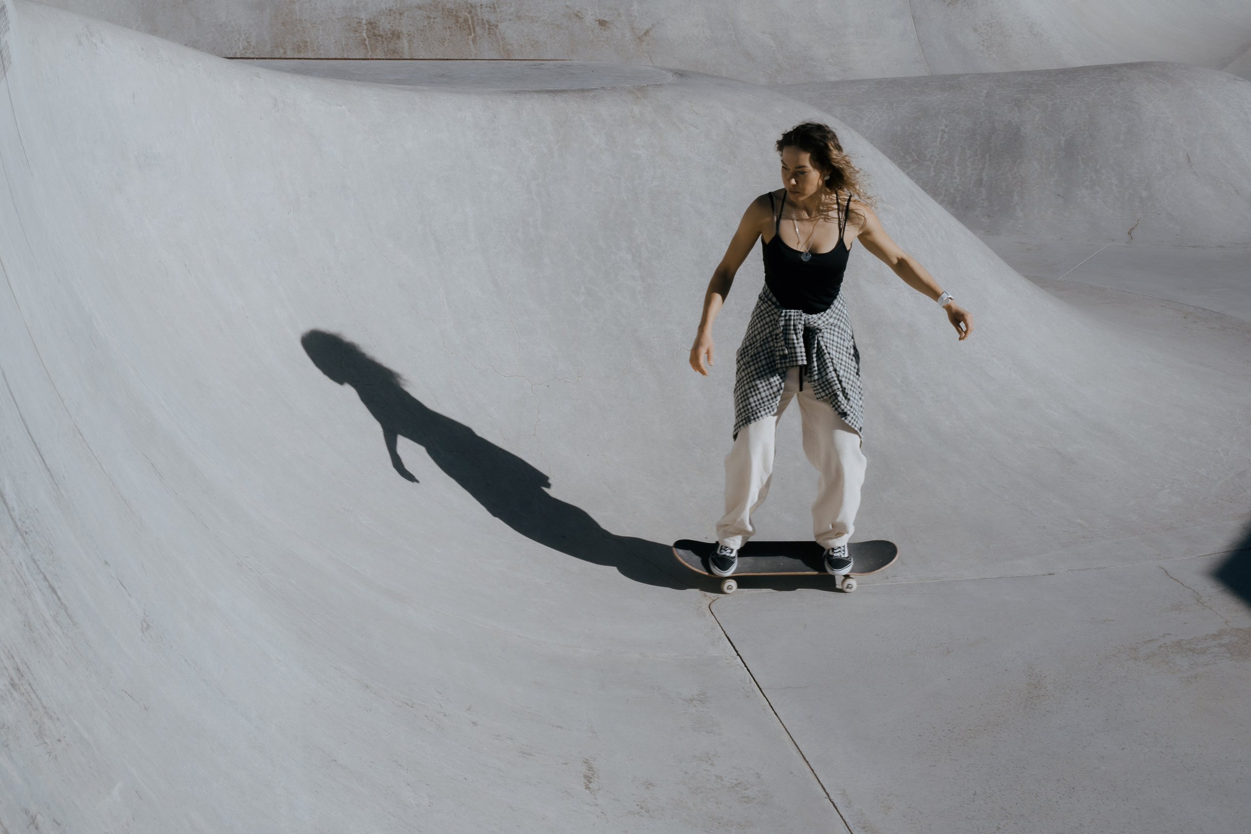 Крупный план фото проезжающий в скейт парке девушки  