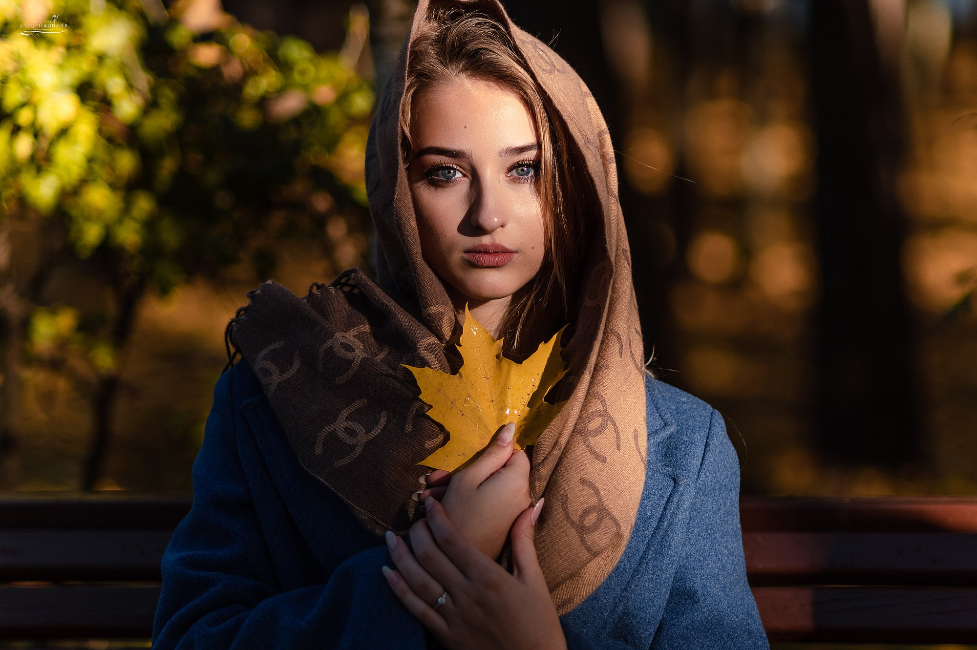 Красивый осенний портрет девушки