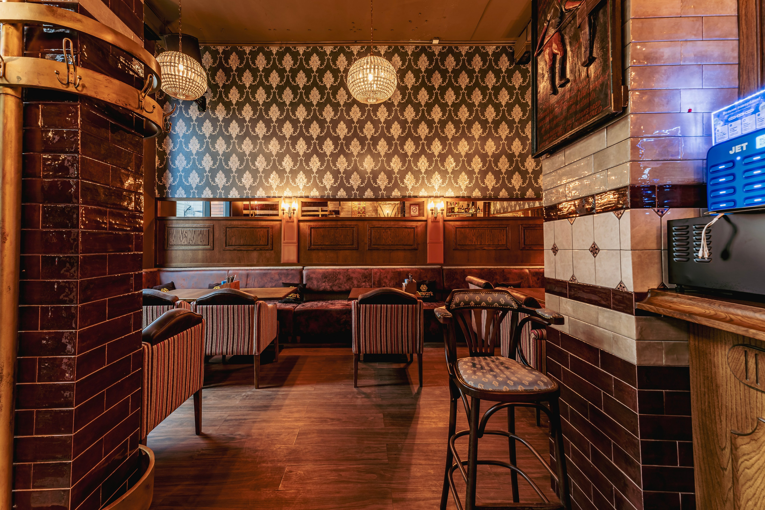 Алматы, Fuller's 4you — камерный паб в верхней части города, апрель 2025. Интерьерный фотограф Алматы